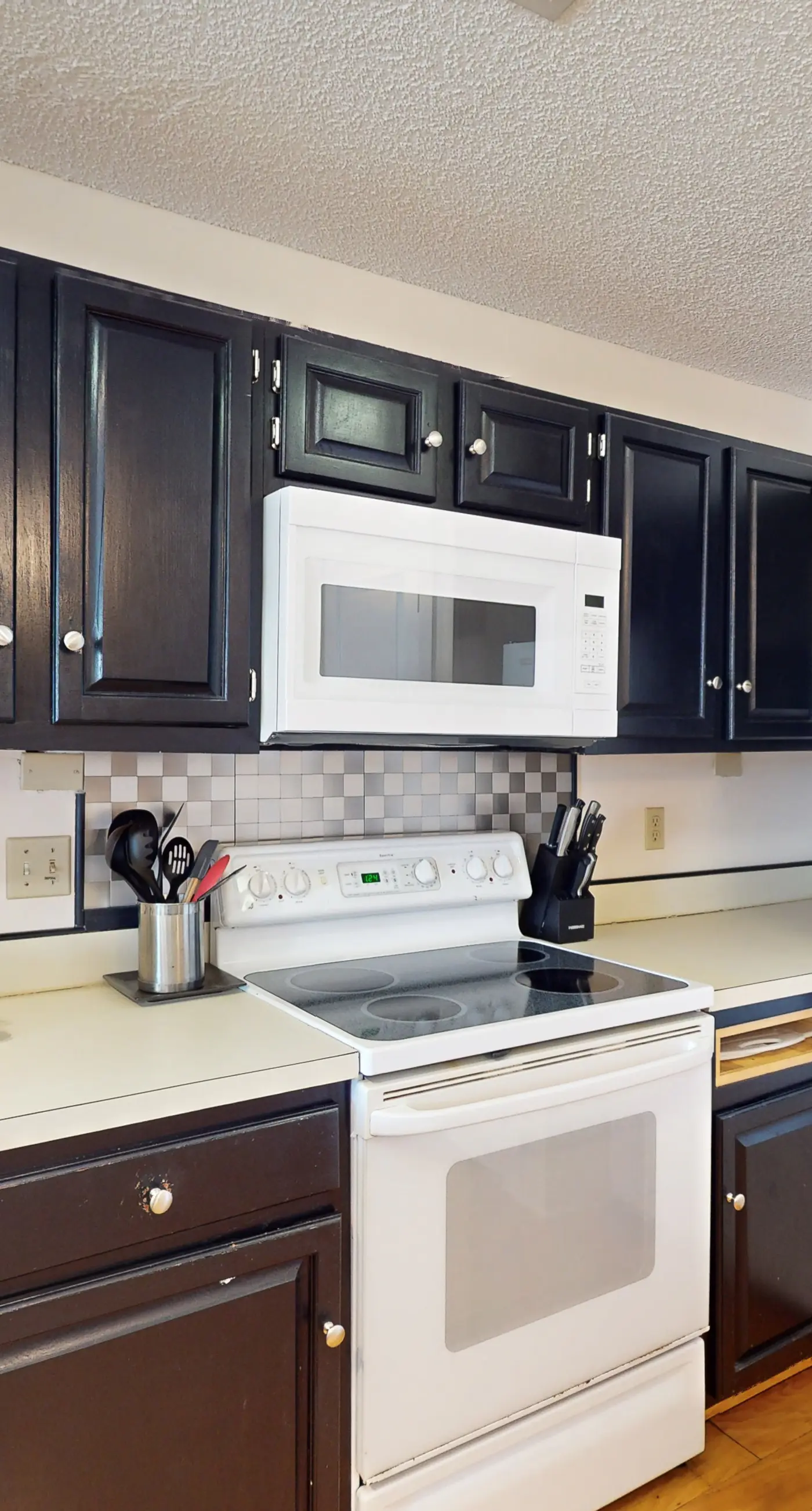 Comfortable townhome steps from beach with pool access, balcony, & W/D