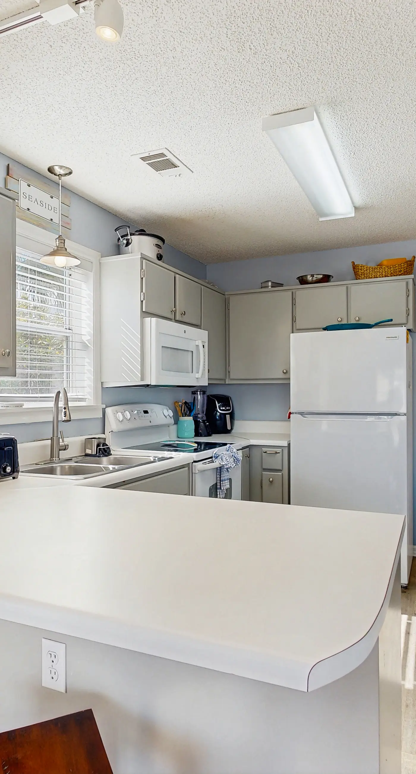 Condo in paradise with open layout, pool access, & patio - snowbird-friendly
