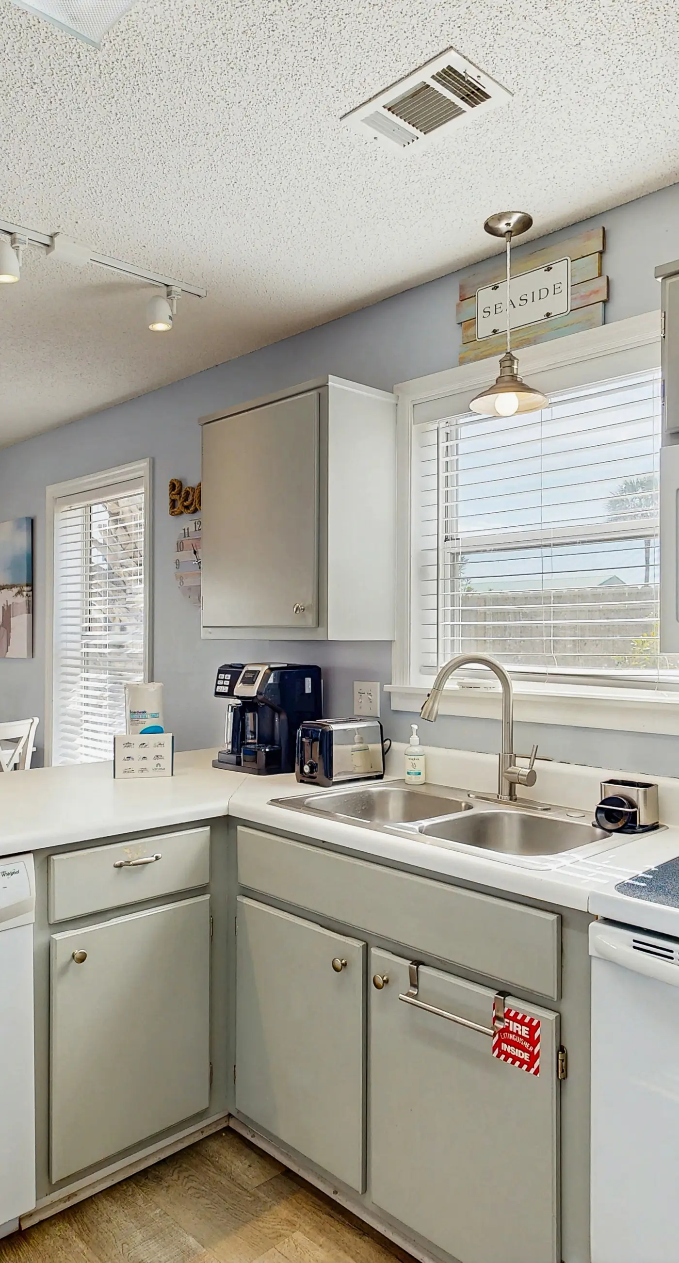 Condo in paradise with open layout, pool access, & patio - snowbird-friendly