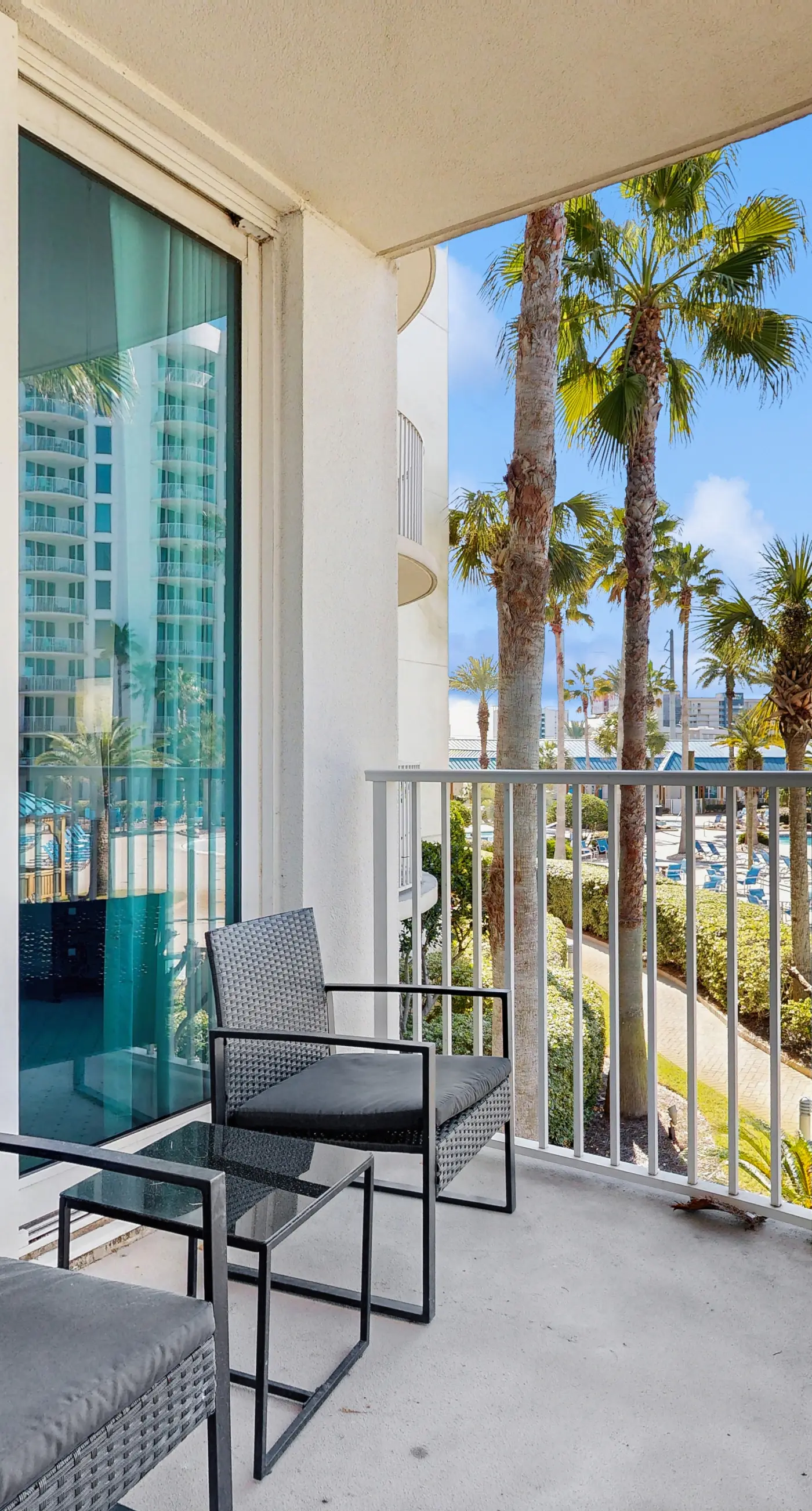 Coastal condo, shared pools, Onsite eateries, Spa, Wifi