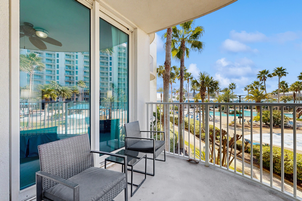 Coastal condo, shared pools, Onsite eateries, Spa, Wifi