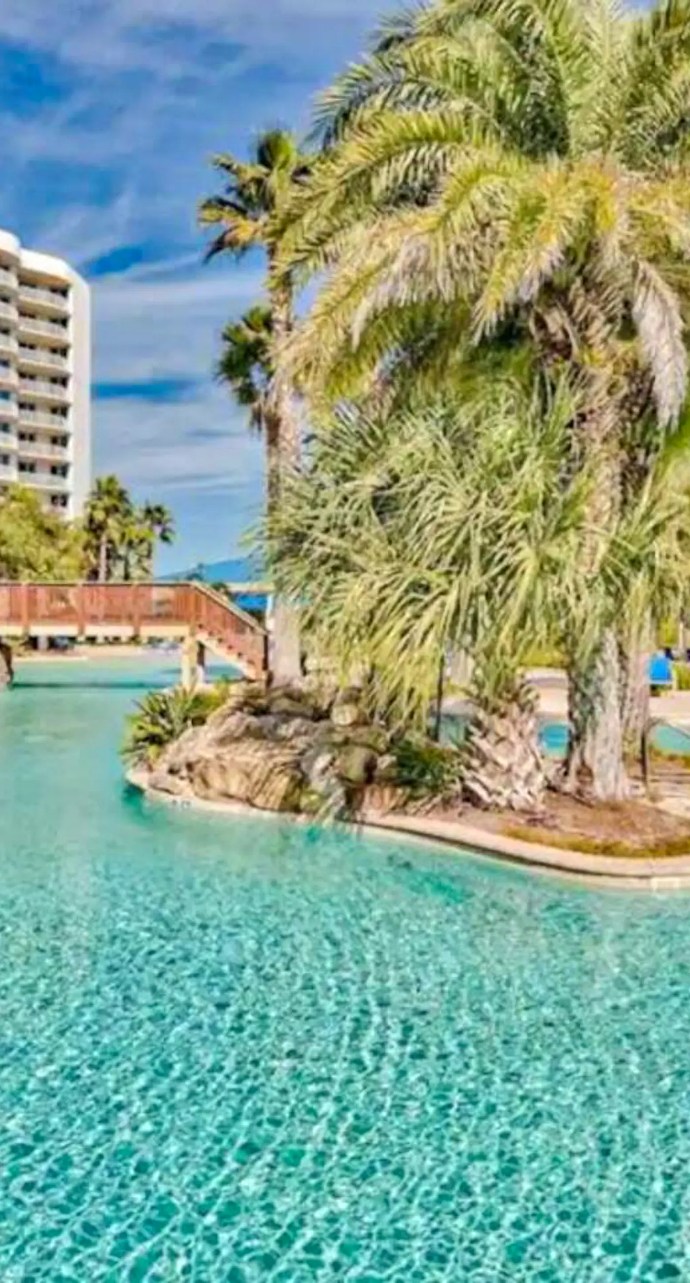 Coastal condo, shared pools, Onsite eateries, Spa, Wifi