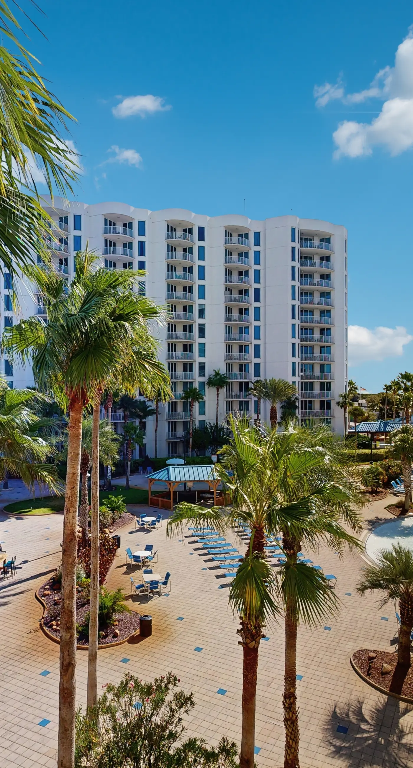 Coastal condo, shared pools, Onsite eateries, Spa, Wifi