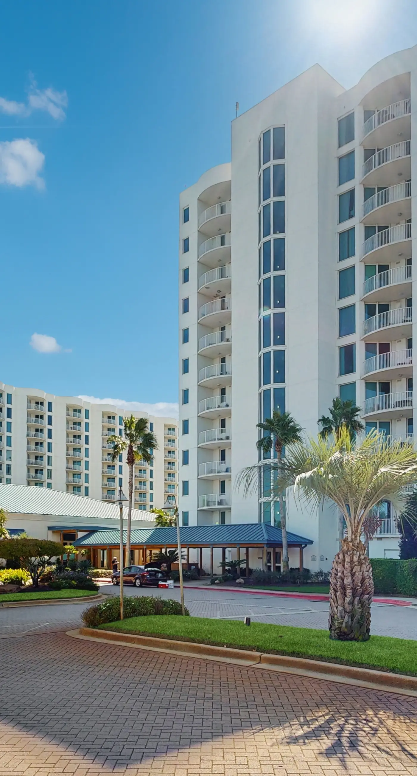 Coastal condo, shared pools, Onsite eateries, Spa, Wifi