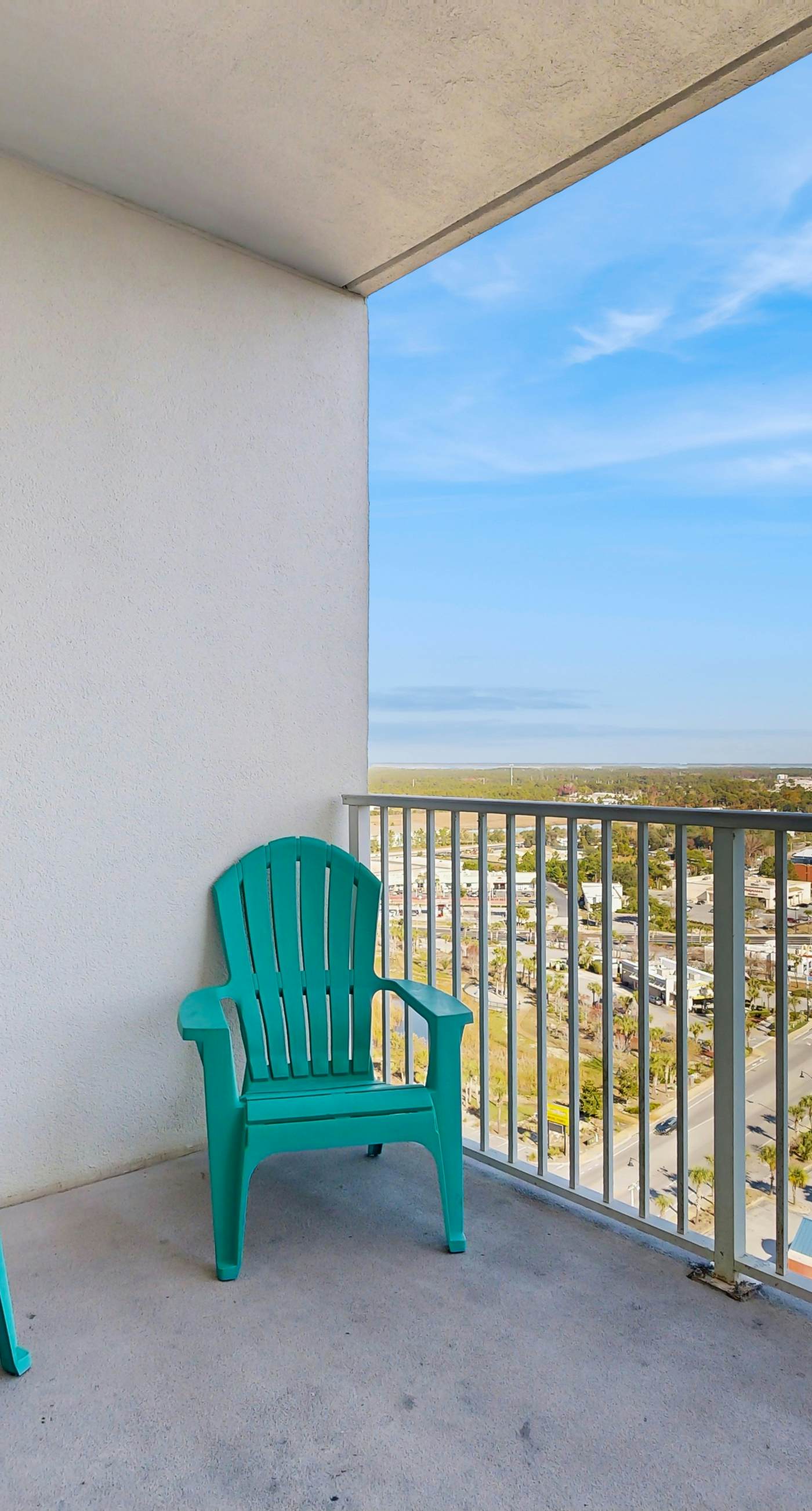Beachview Condo with full kitchen, shared pool and beach access
