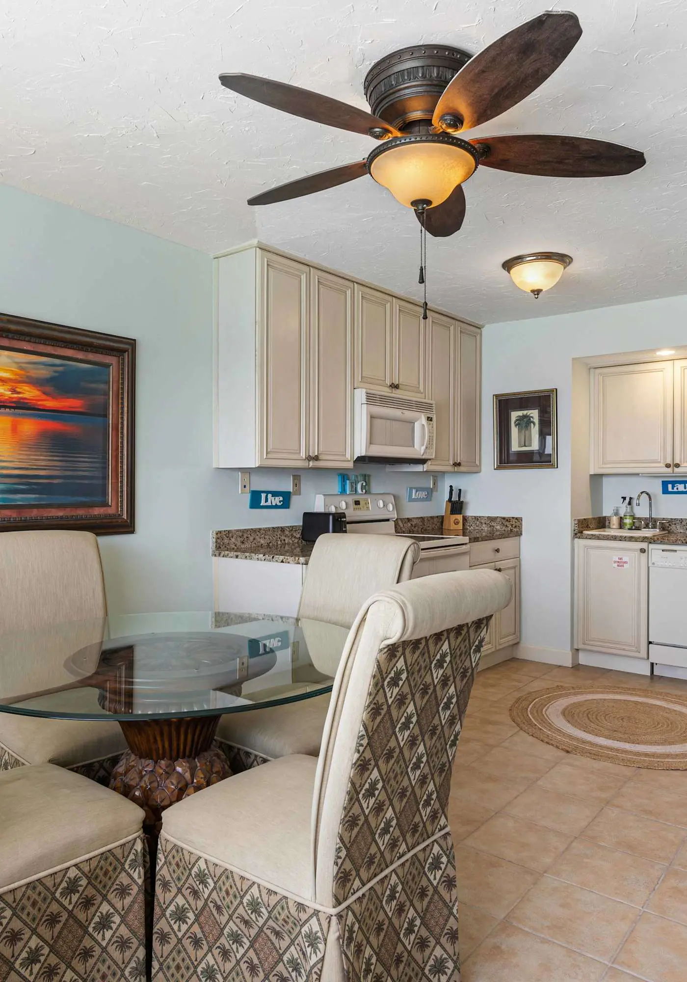 Gorgeous beachfront condo, shared pool and beach access