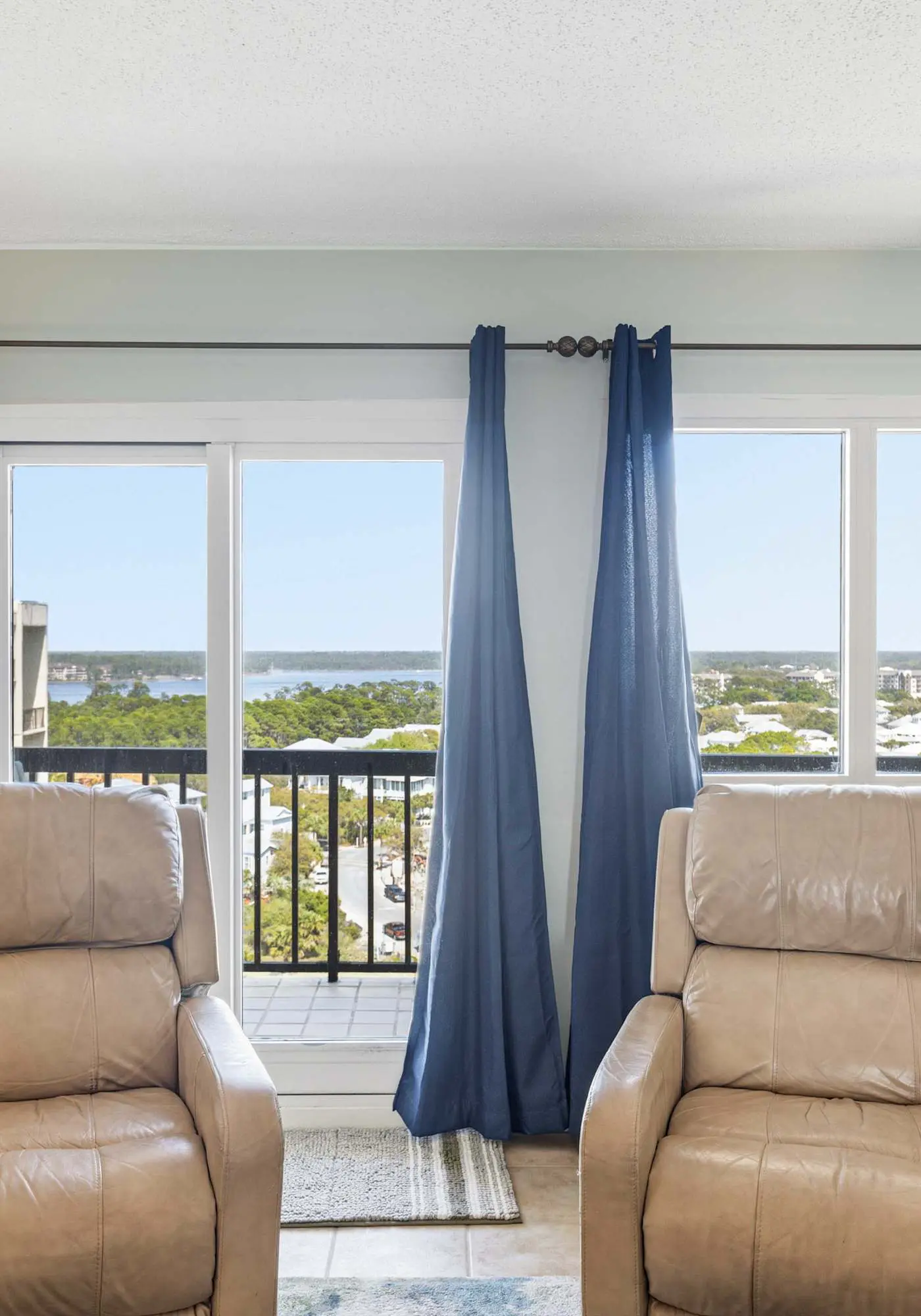 Gorgeous beachfront condo, shared pool and beach access
