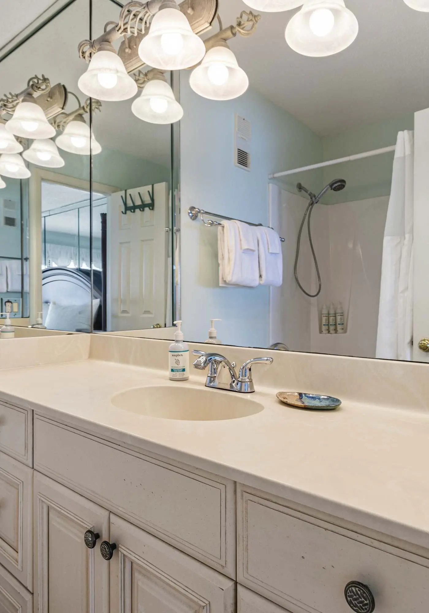 Gorgeous beachfront condo, shared pool and beach access