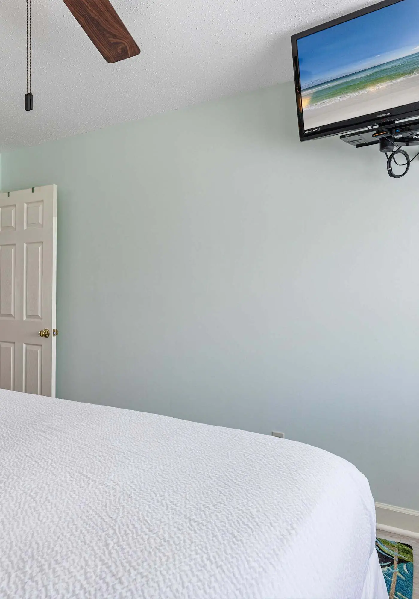 Gorgeous beachfront condo, shared pool and beach access