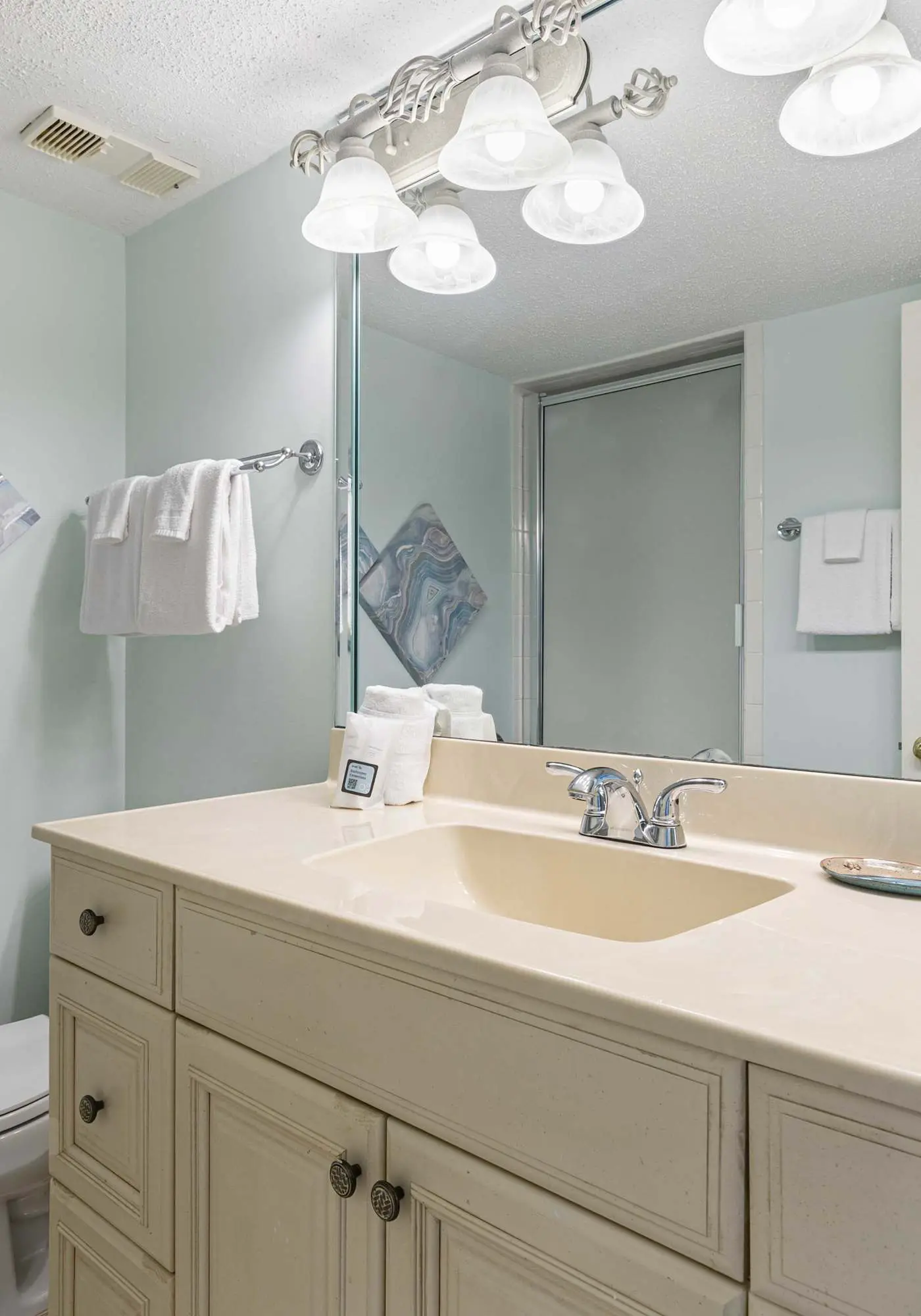 Gorgeous beachfront condo, shared pool and beach access