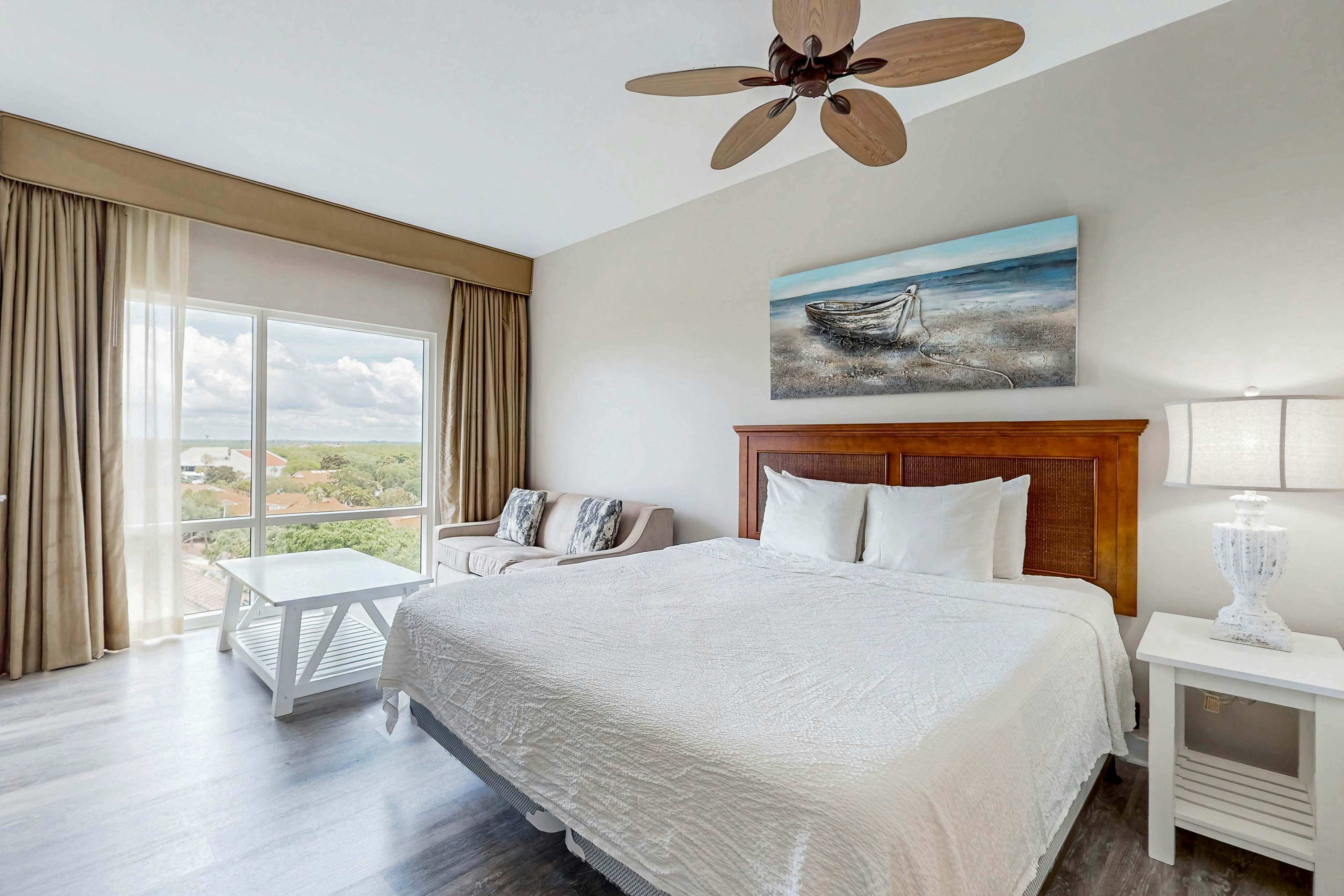 Luau suite w/luxe pool, hot tub & gym - stroll 4 minutes to beach