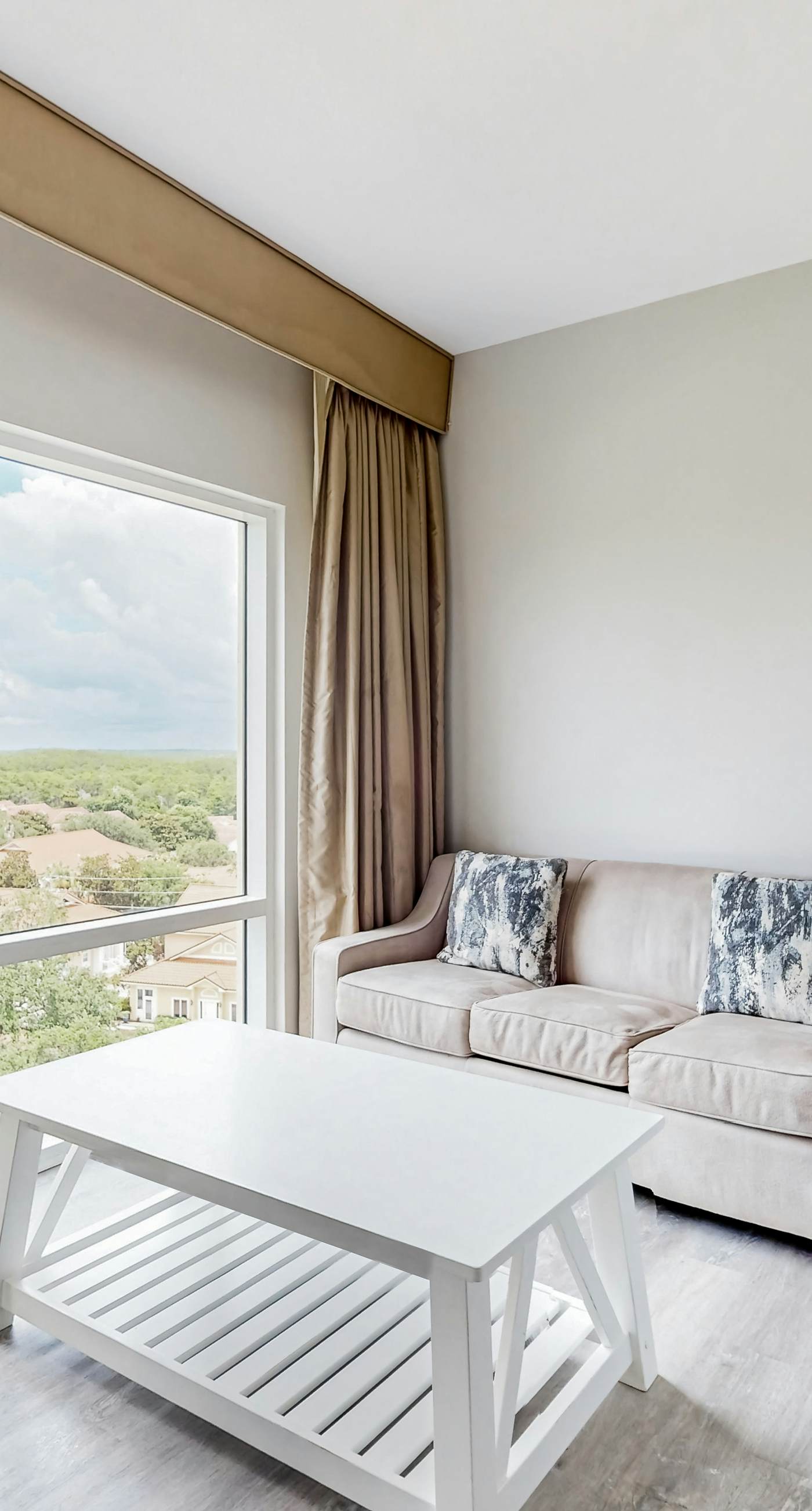 Luau suite w/luxe pool, hot tub & gym - stroll 4 minutes to beach