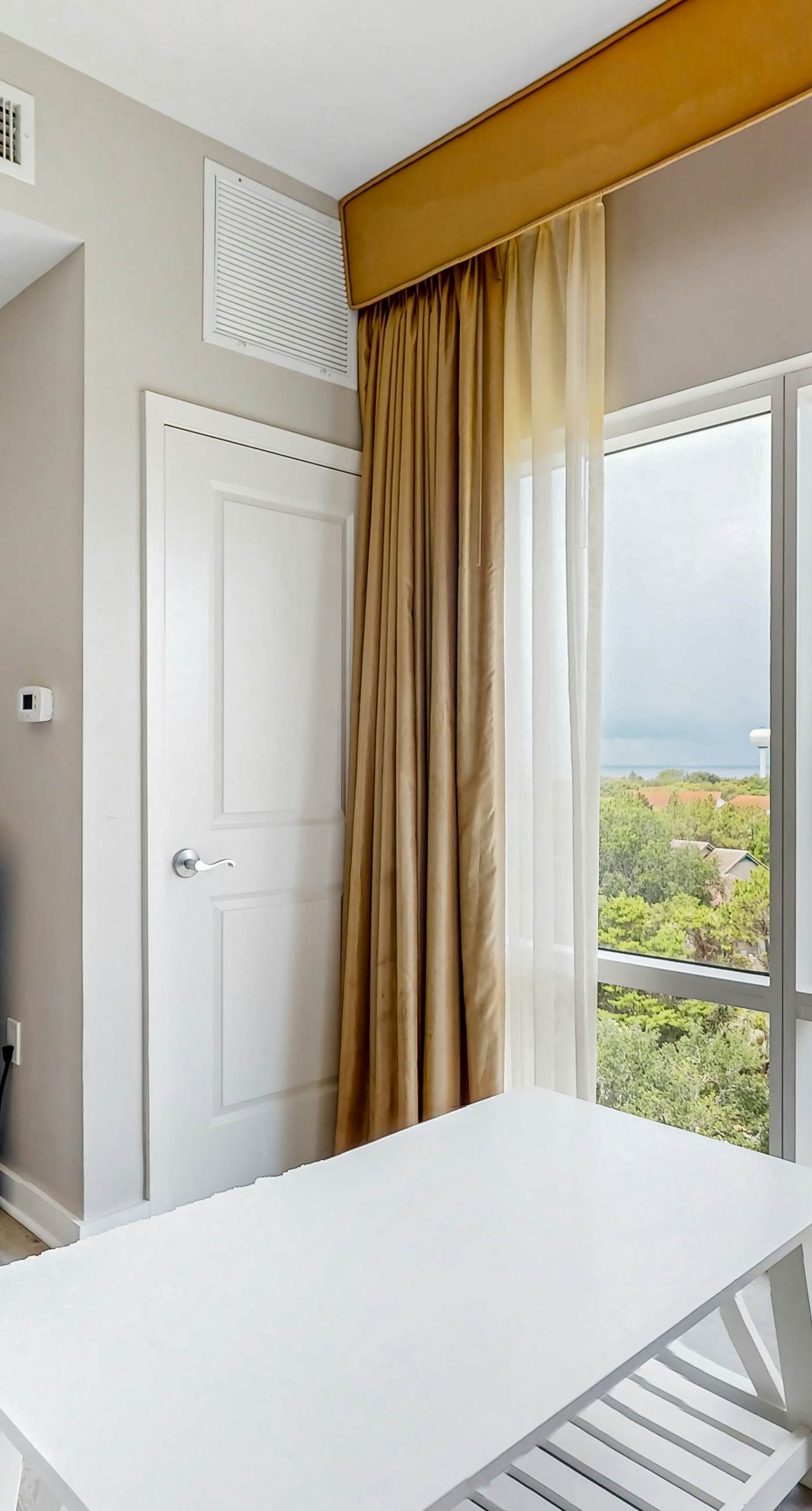 Luau suite w/luxe pool, hot tub & gym - stroll 4 minutes to beach