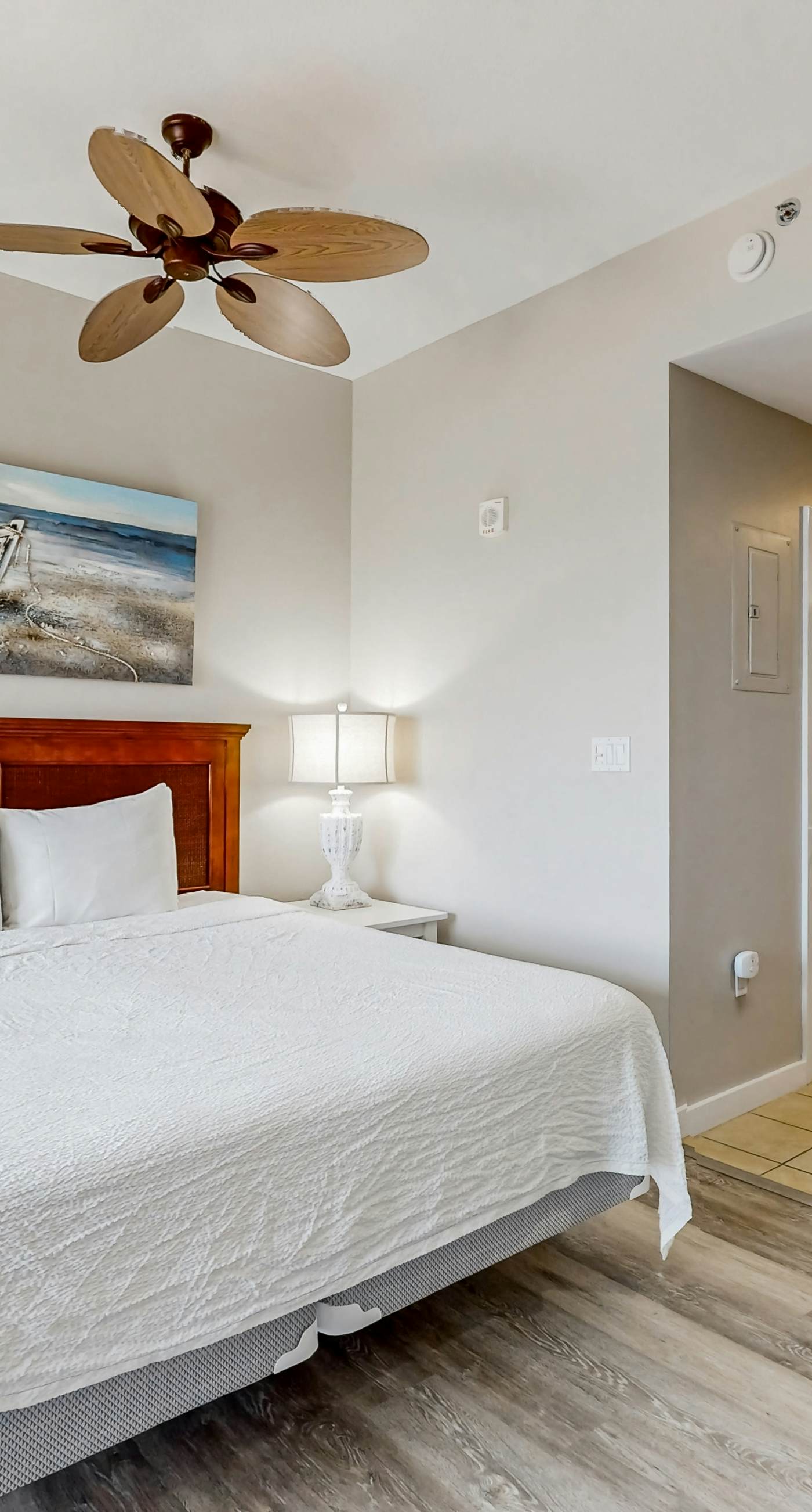 Luau suite w/luxe pool, hot tub & gym - stroll 4 minutes to beach