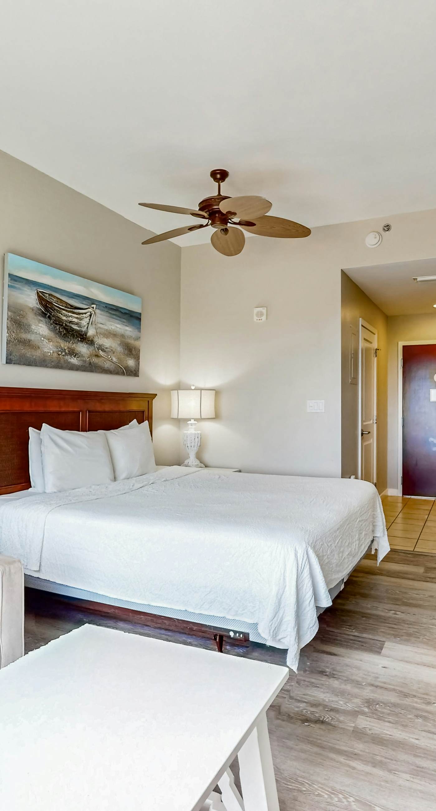 Luau suite w/luxe pool, hot tub & gym - stroll 4 minutes to beach
