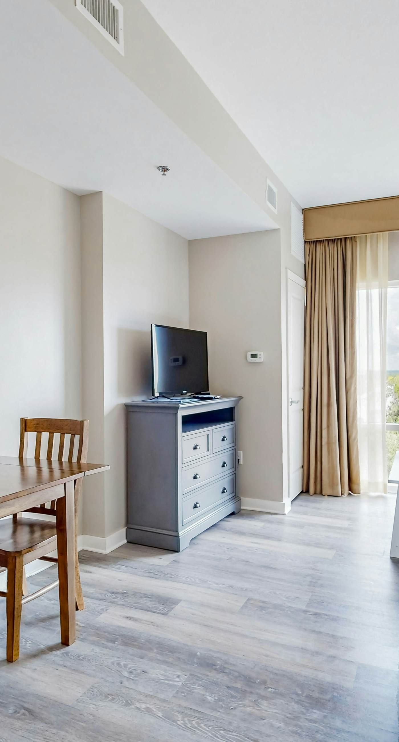 Luau suite w/luxe pool, hot tub & gym - stroll 4 minutes to beach