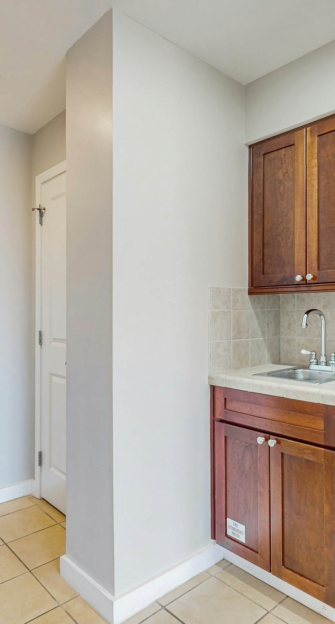 Luau suite w/luxe pool, hot tub & gym - stroll 4 minutes to beach