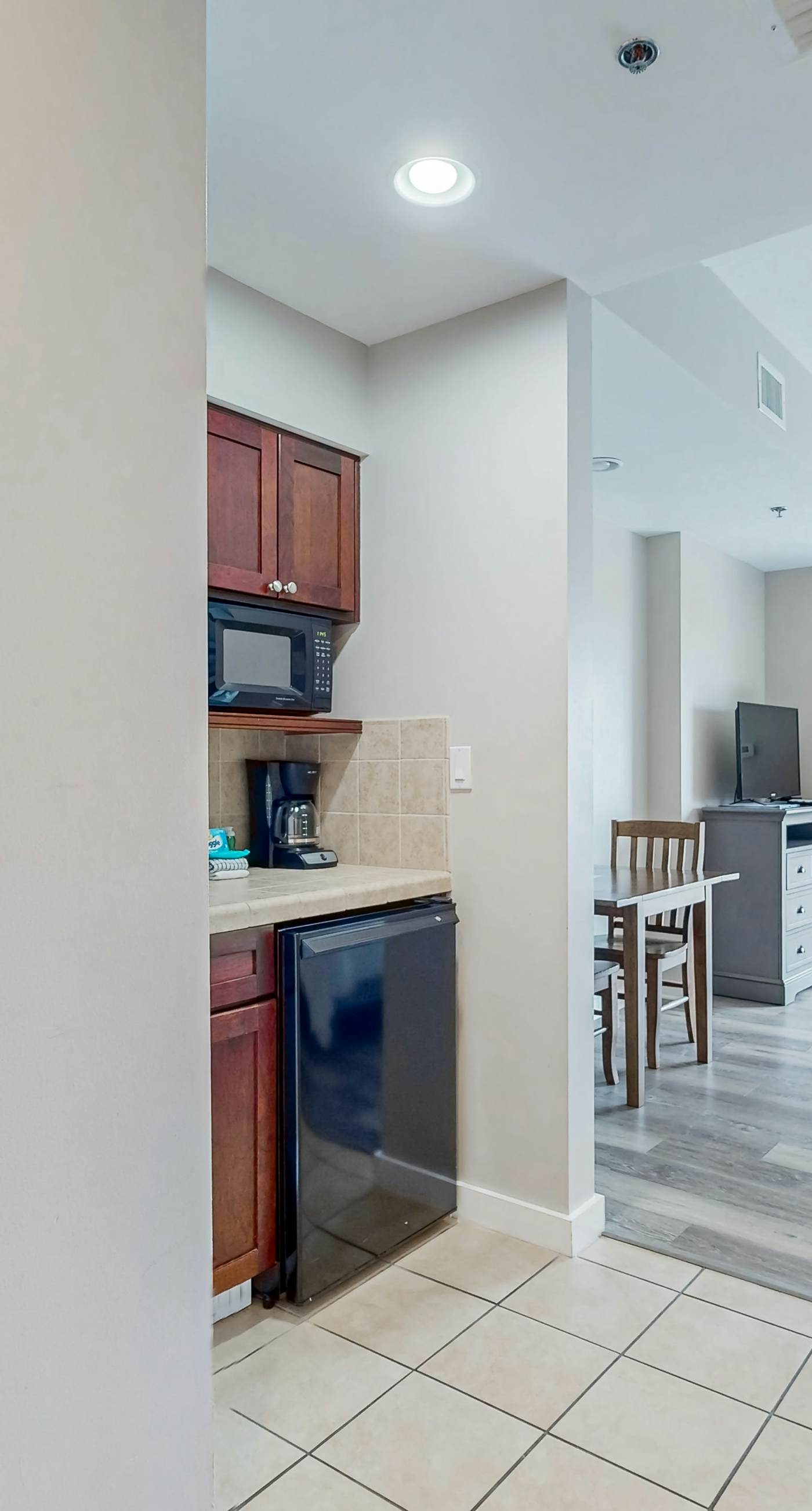 Luau suite w/luxe pool, hot tub & gym - stroll 4 minutes to beach