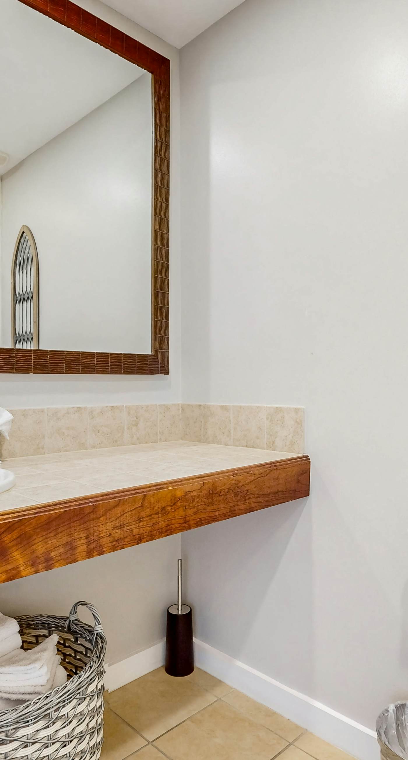 Luau suite w/luxe pool, hot tub & gym - stroll 4 minutes to beach