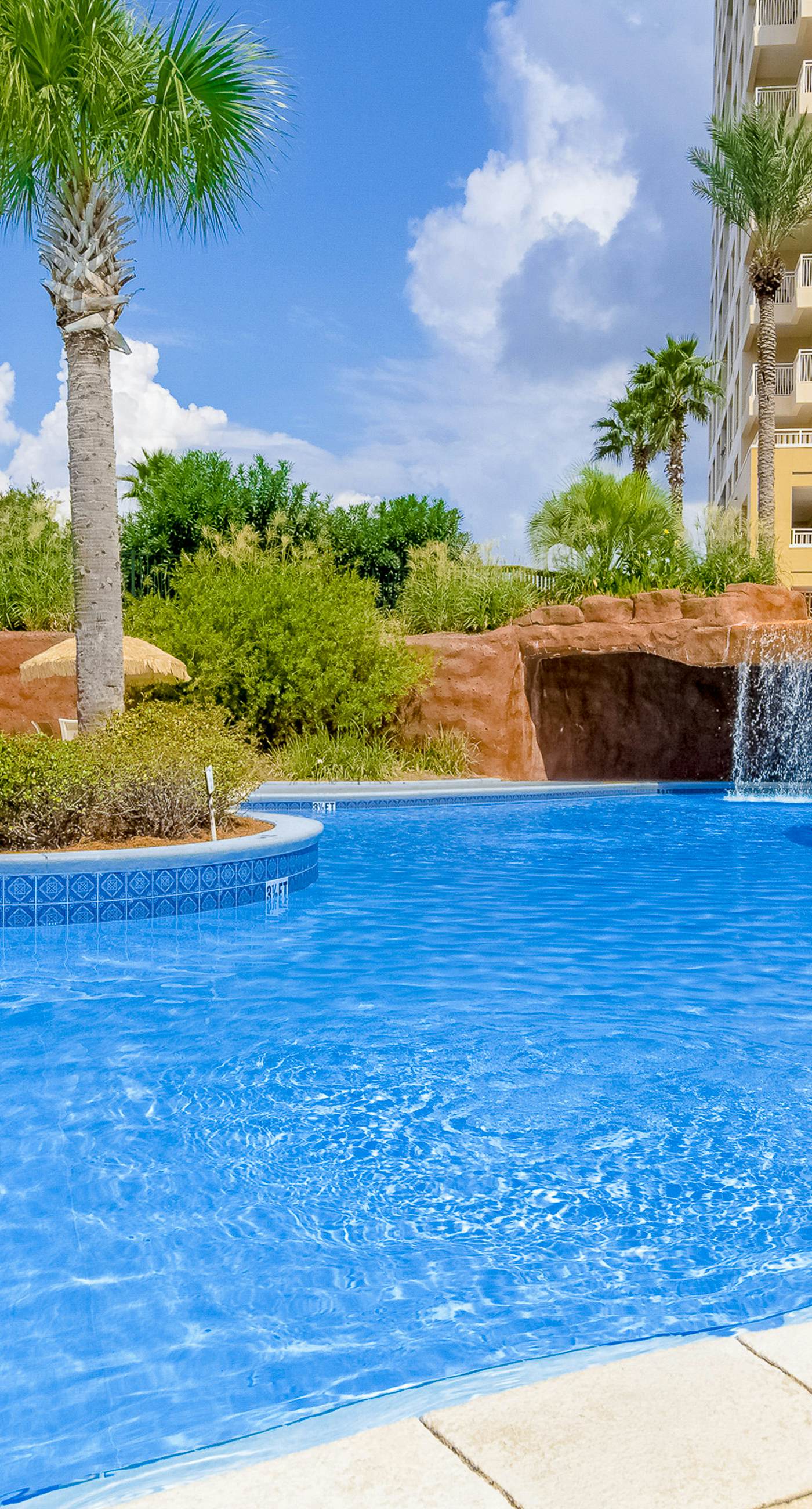 Luau suite w/luxe pool, hot tub & gym - stroll 4 minutes to beach