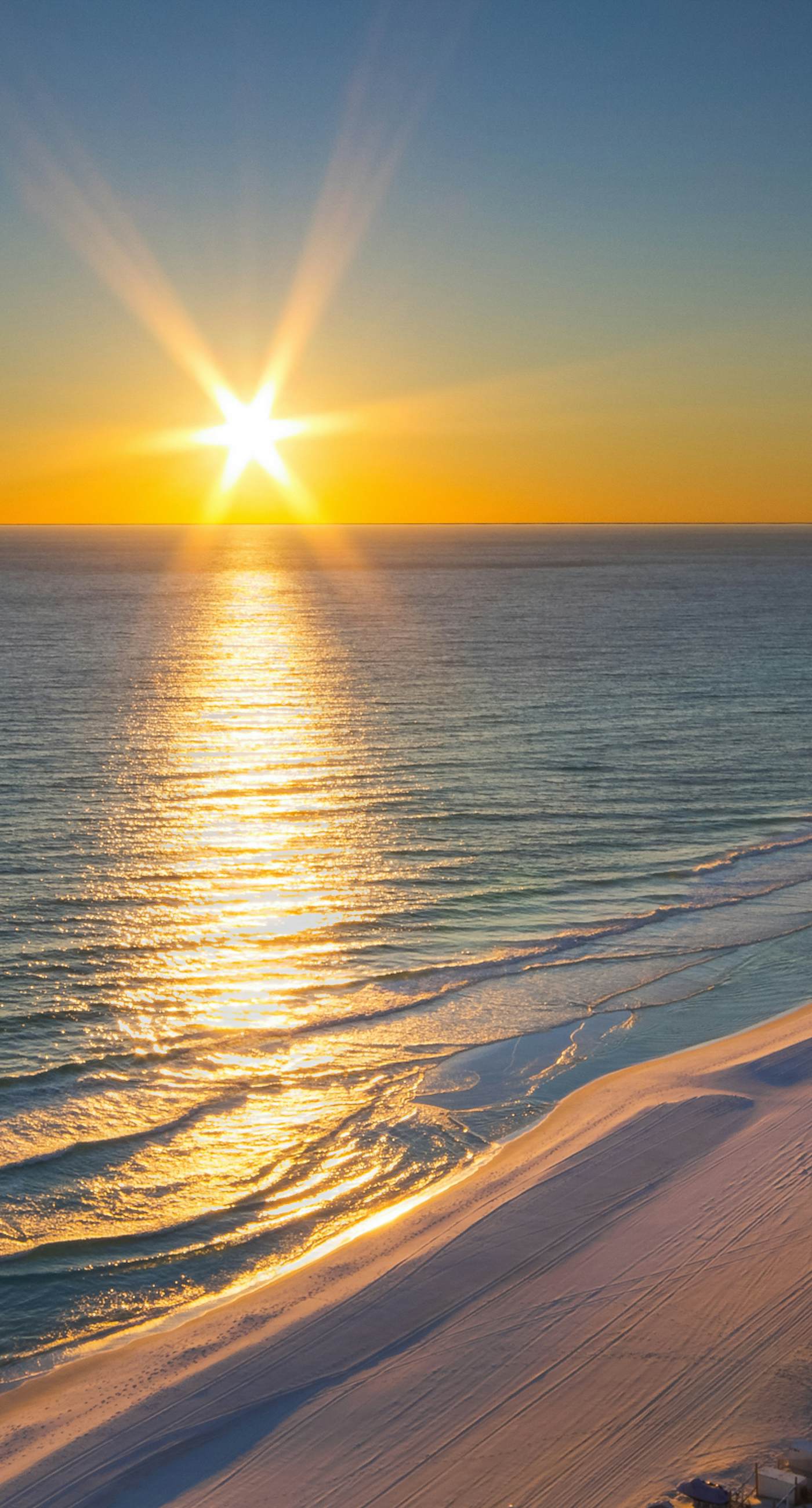 Luau suite w/luxe pool, hot tub & gym - stroll 4 minutes to beach