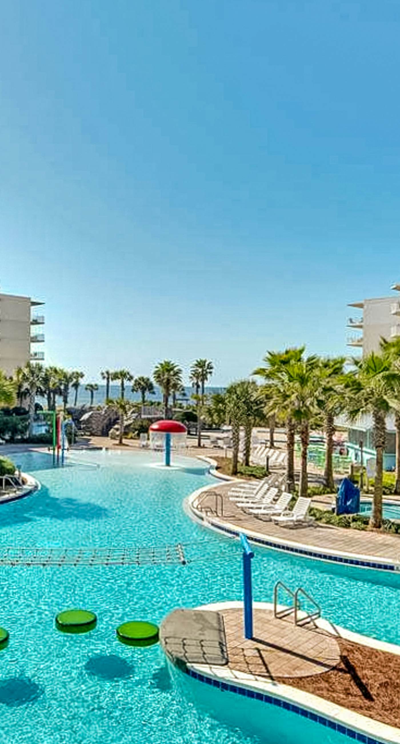 Gulf front resort with shared pool, beach access, Lazy river, washer/dryer