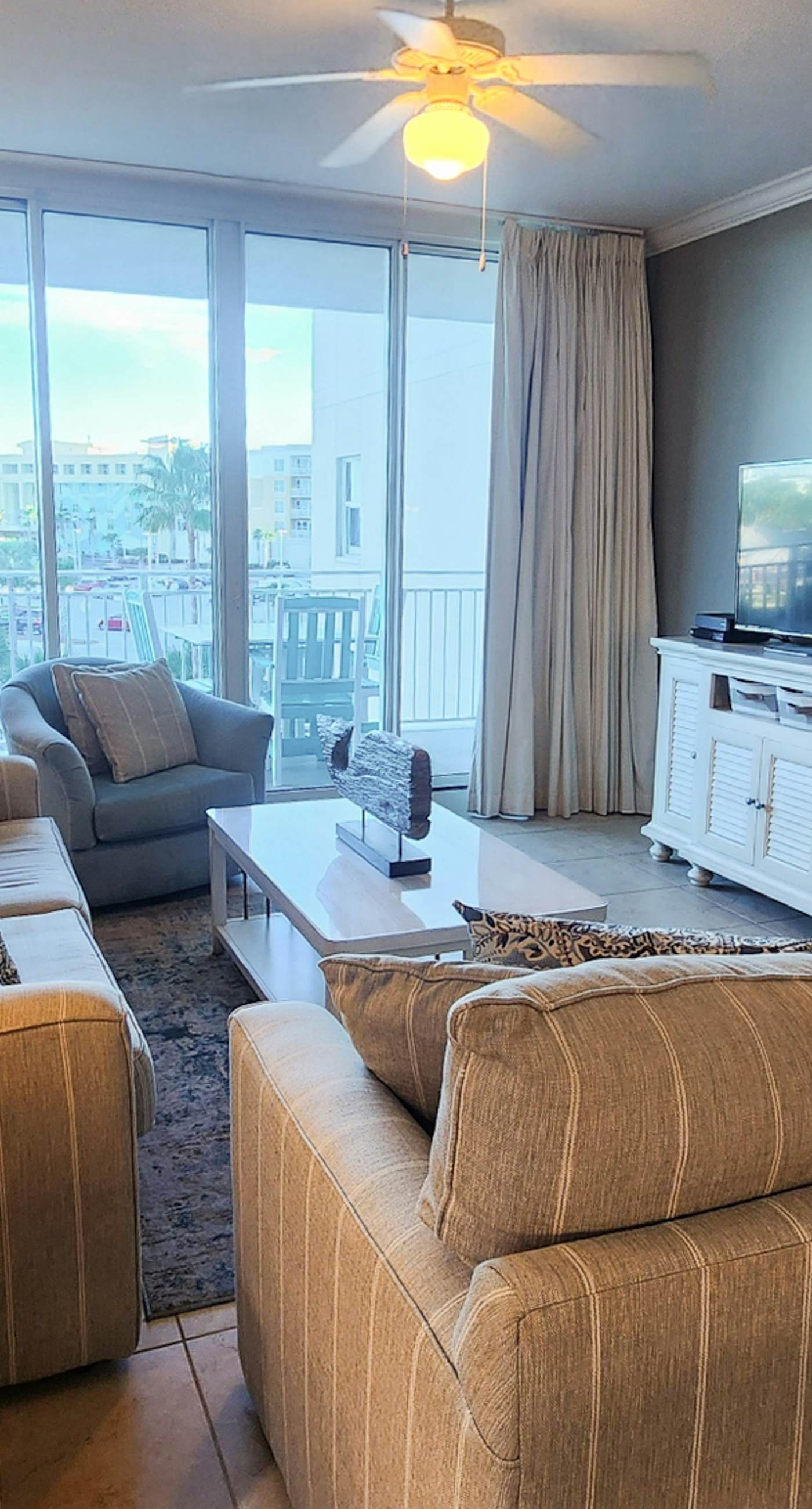 Gulf front resort with shared pool, beach access, Lazy river, washer/dryer