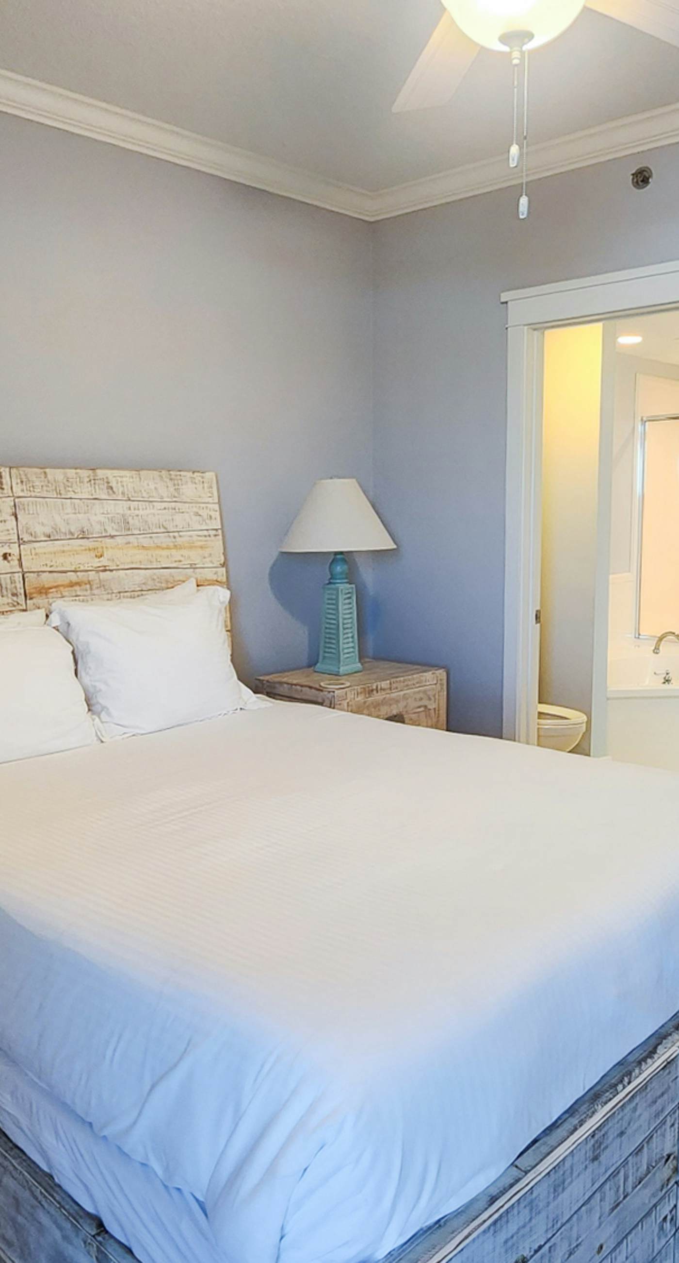 Gulf front resort with shared pool, beach access, Lazy river, washer/dryer