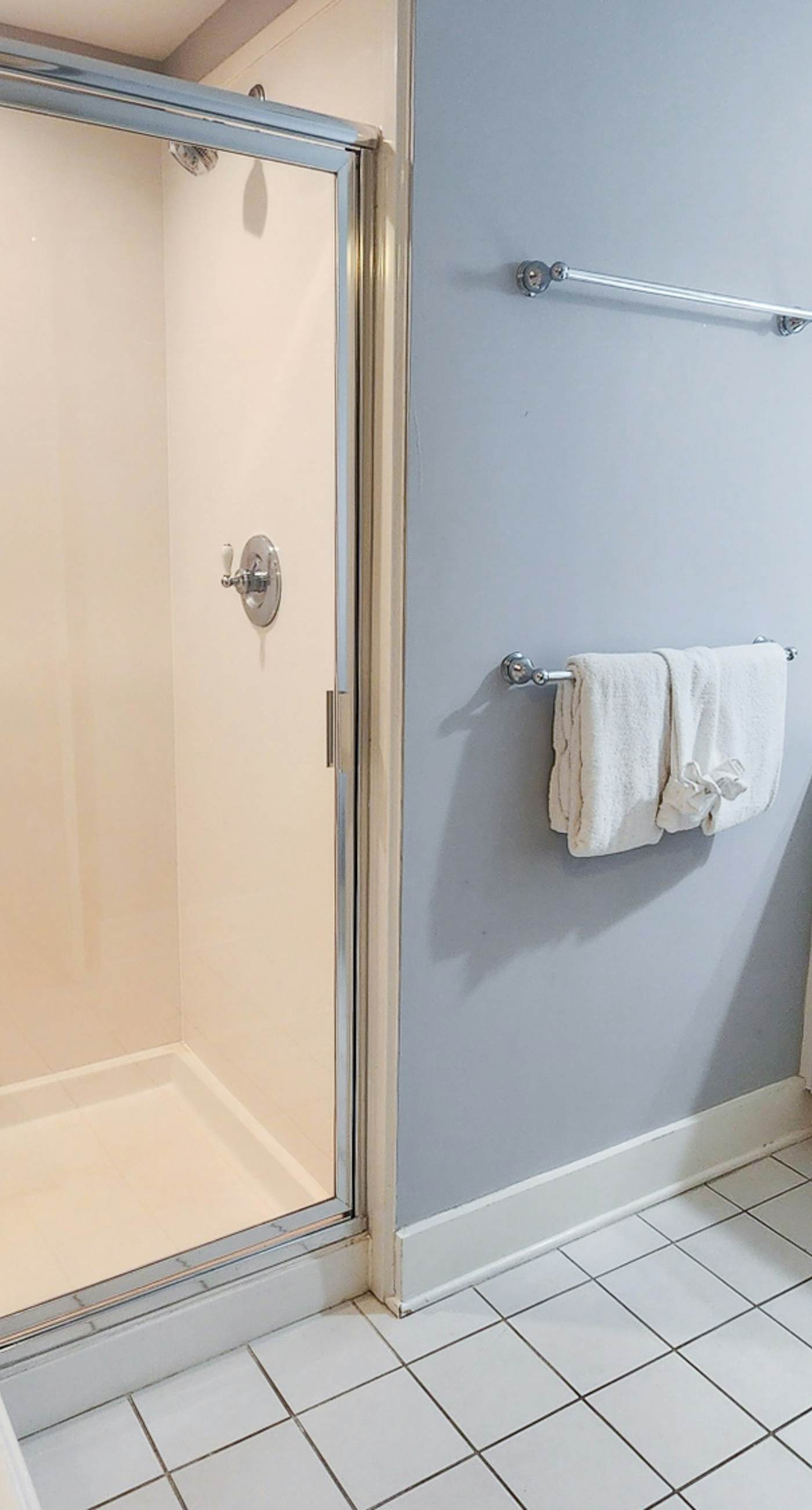 Gulf front resort with shared pool, beach access, Lazy river, washer/dryer