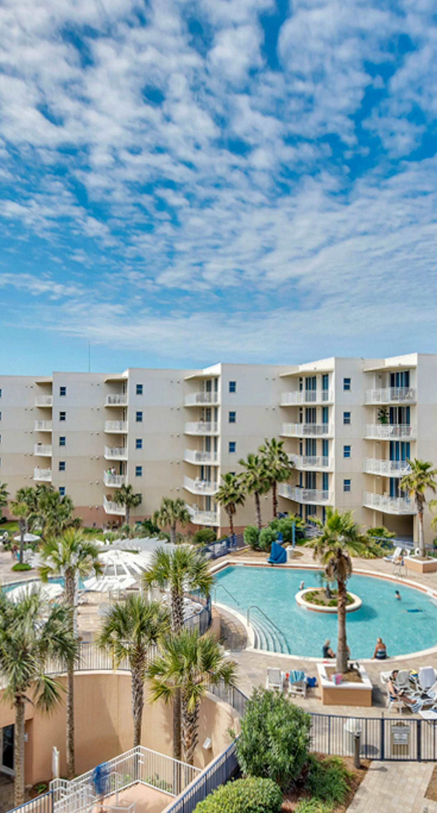 Gulf front resort with shared pool, beach access, Lazy river, washer/dryer