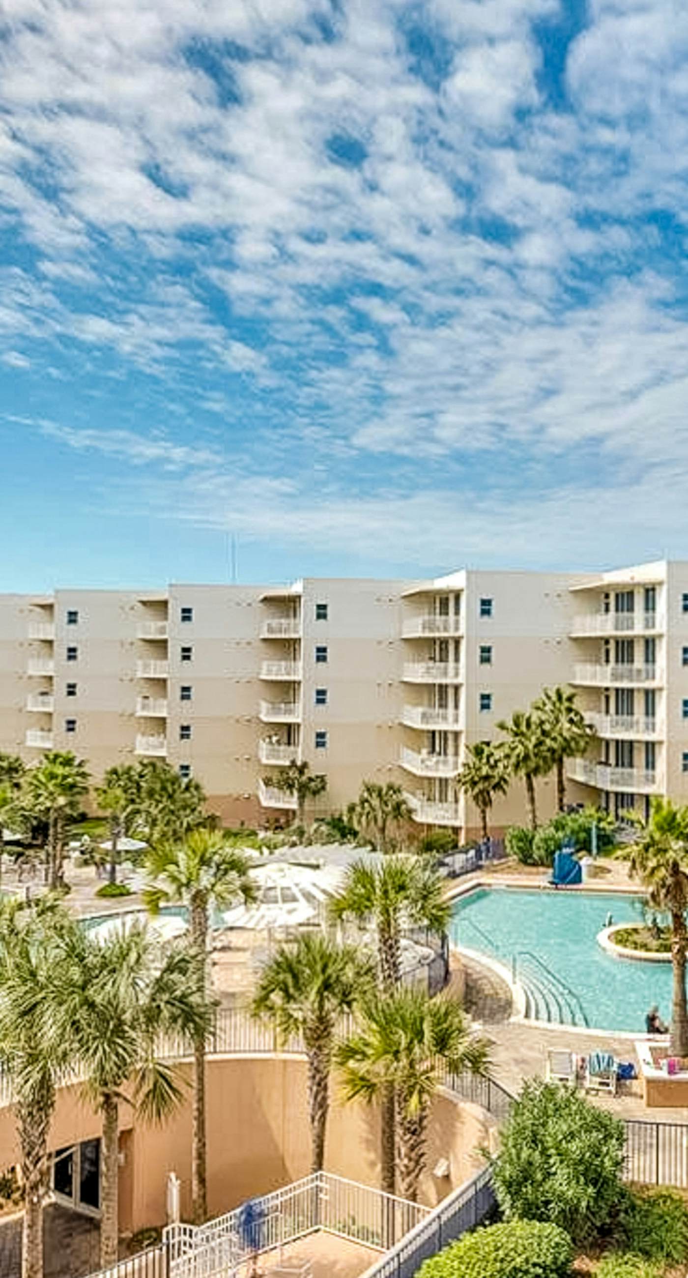 Gulf front resort with shared pool, beach access, Lazy river, washer/dryer