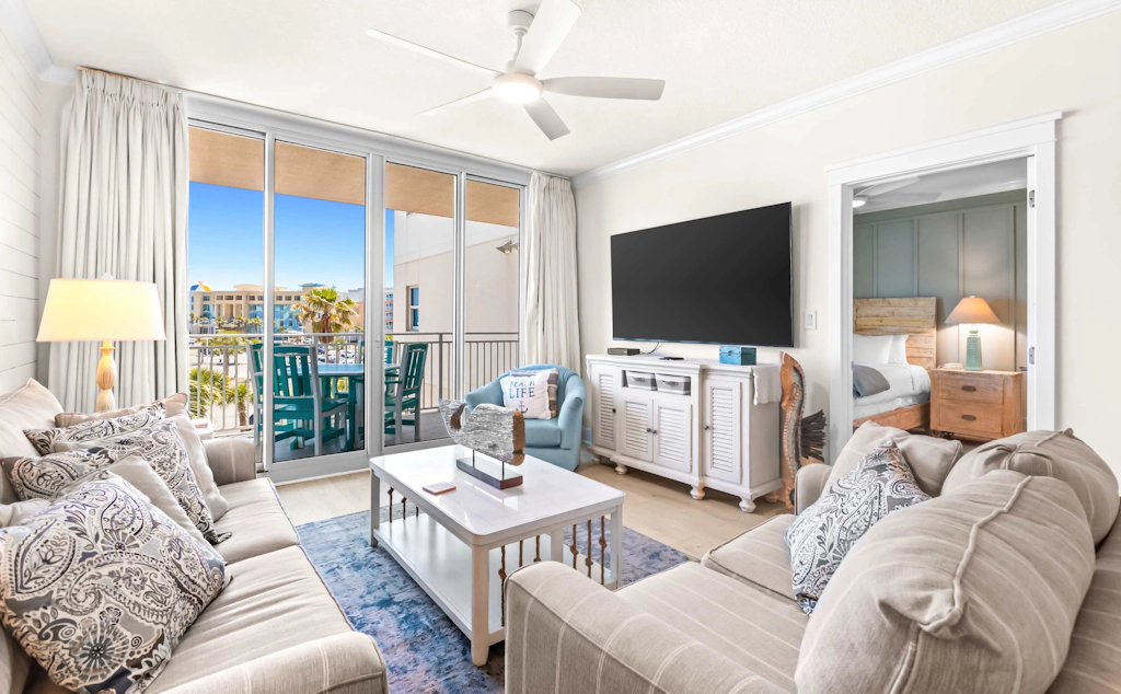 Gulf front resort with shared pool, beach access, Lazy river, washer&dryer