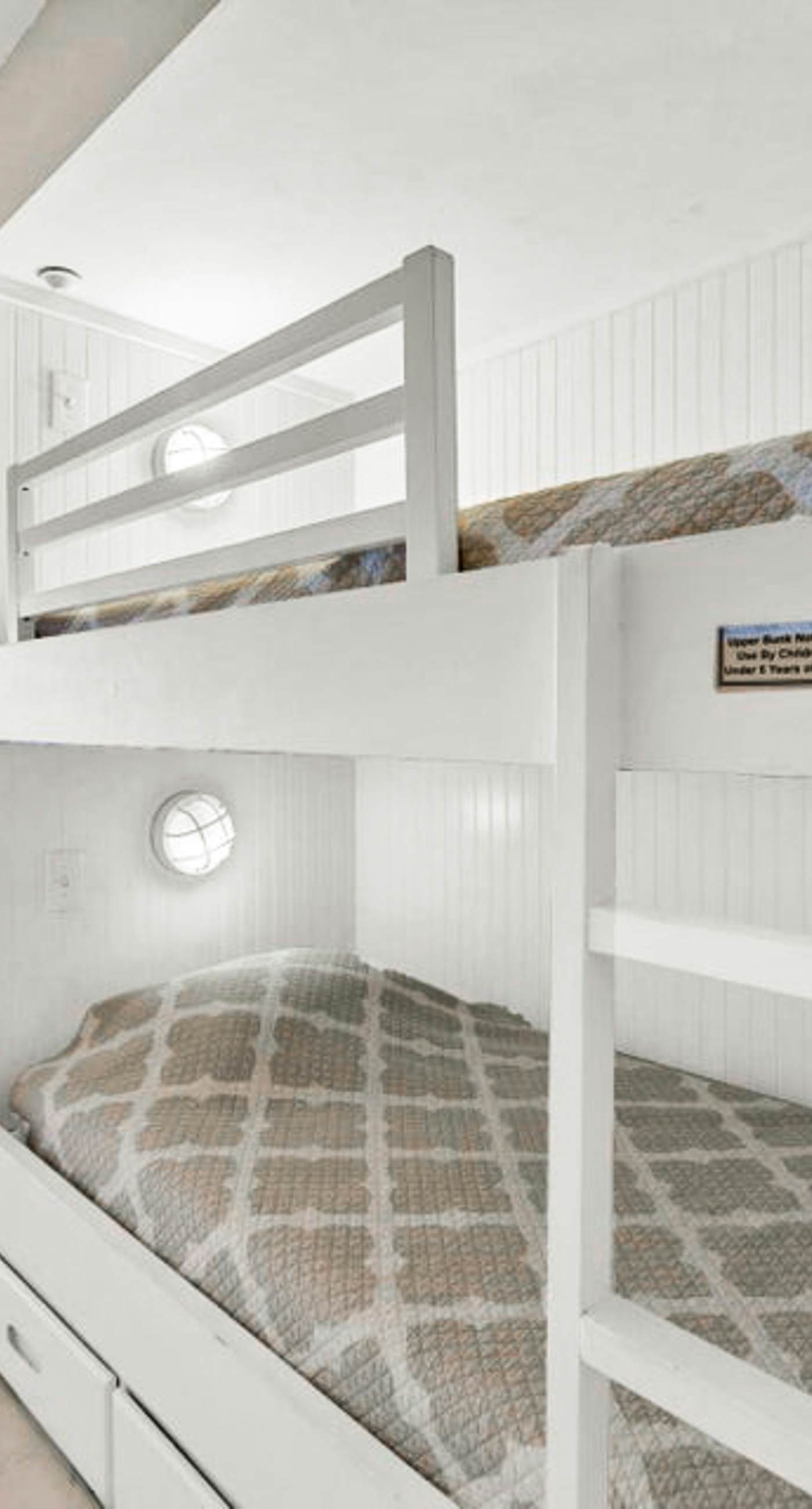  Beachfront Pelican Beach Resort Condo, 9th Fl Gulf Views, Pools & Hot Tub, Destin