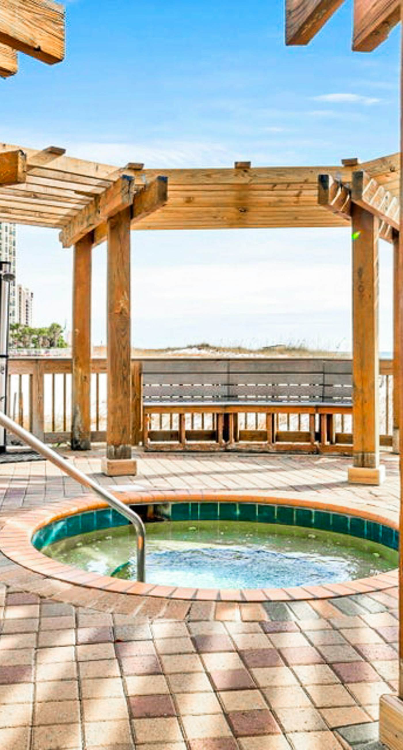  Beachfront Pelican Beach Resort Condo, 9th Fl Gulf Views, Pools & Hot Tub, Destin