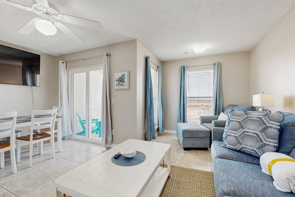 Cozy Coastal Gulf Island Condo with Shared Pool and Beach Access