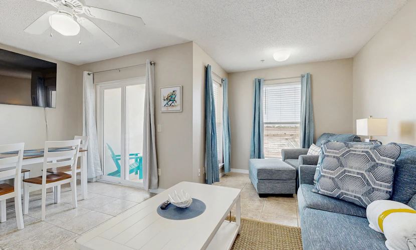 Cozy Coastal Gulf Island Condo with Shared Pool and Beach Access