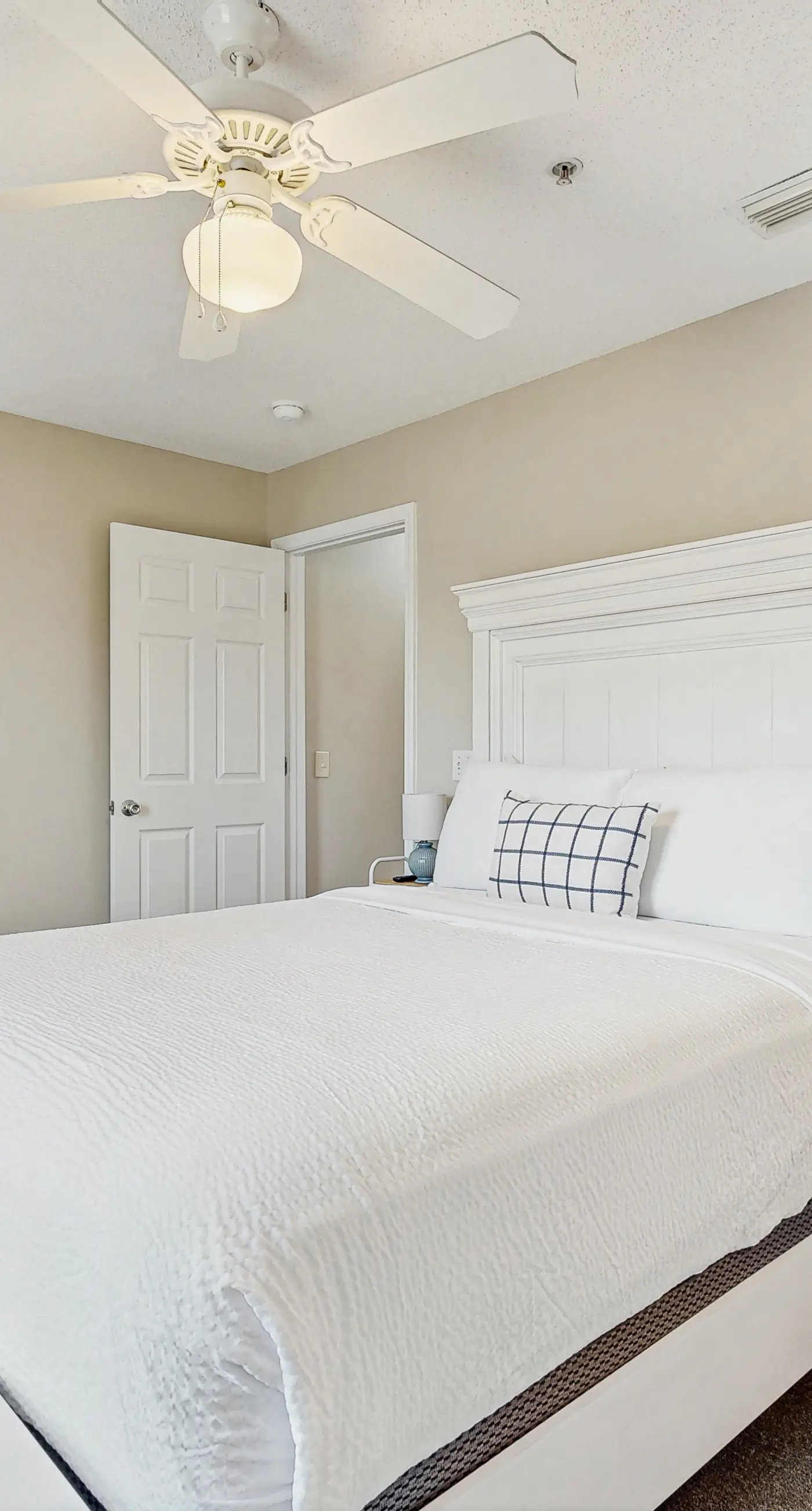 Cozy Coastal Gulf Island Condo with Shared Pool and Beach Access