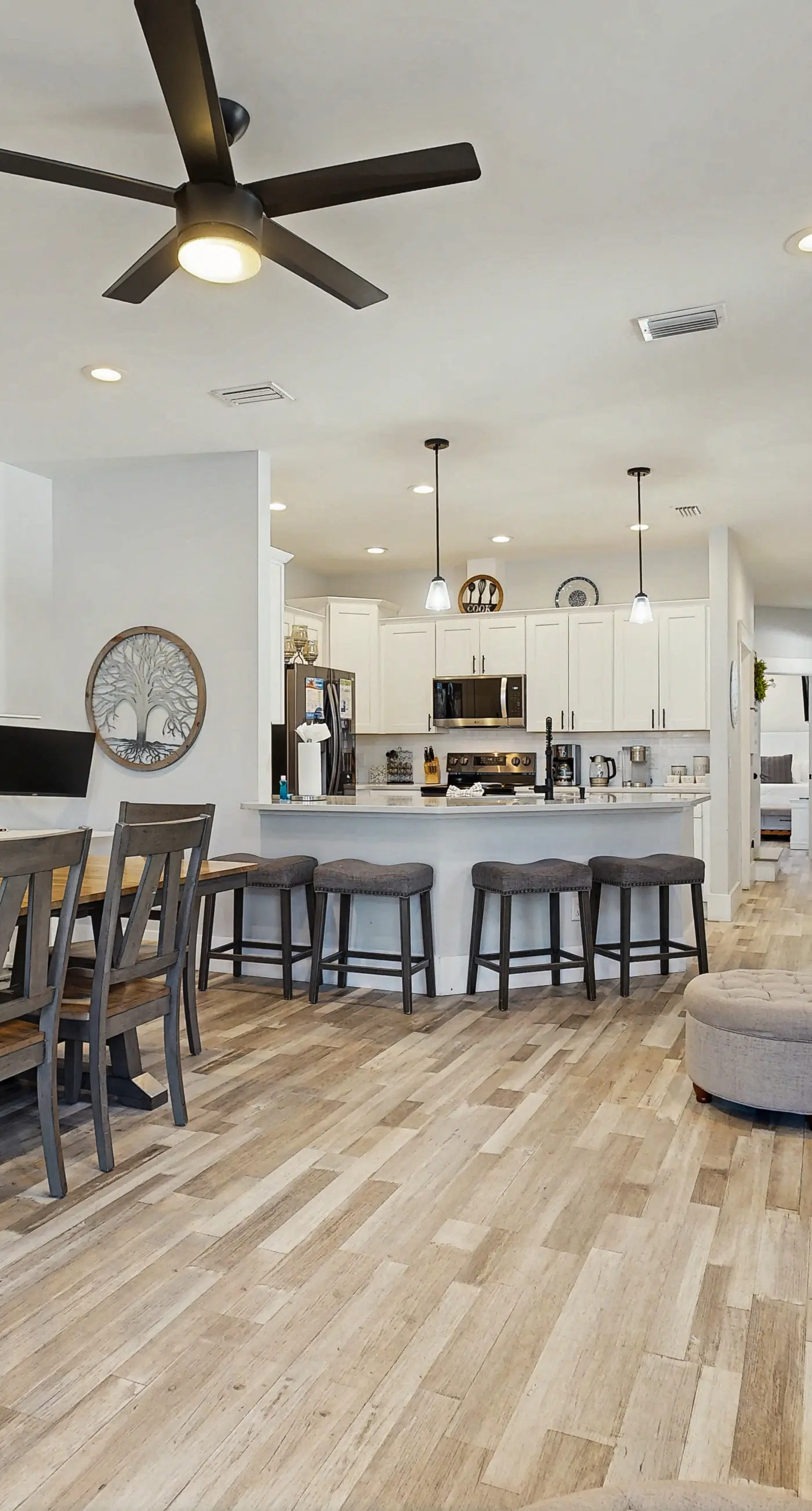 Gorgeous coastal home, dog friendly, private hot tub & close to beach