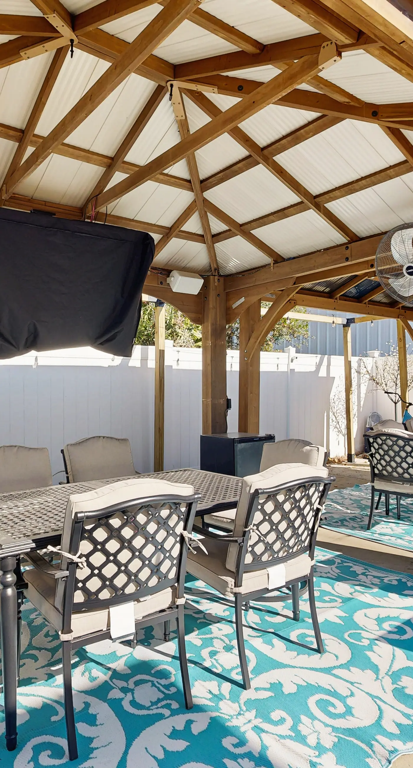 Gorgeous coastal home, dog friendly, private hot tub & close to beach