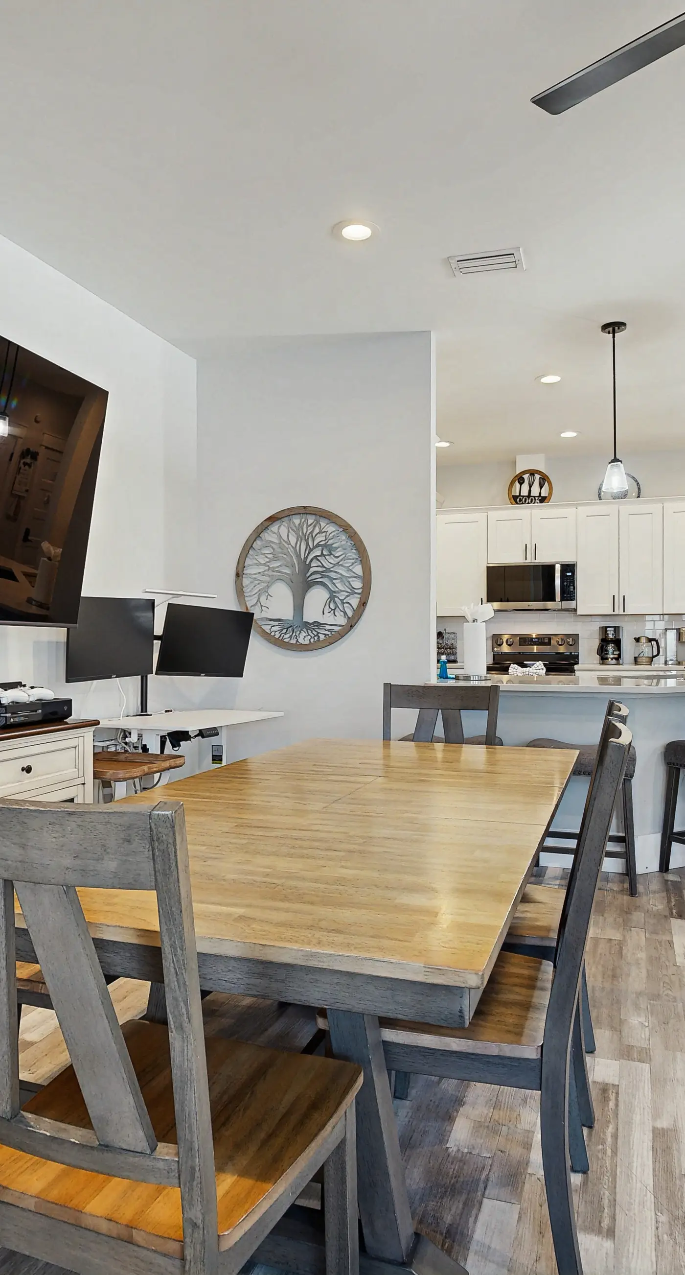 Gorgeous coastal home, dog friendly, private hot tub & close to beach