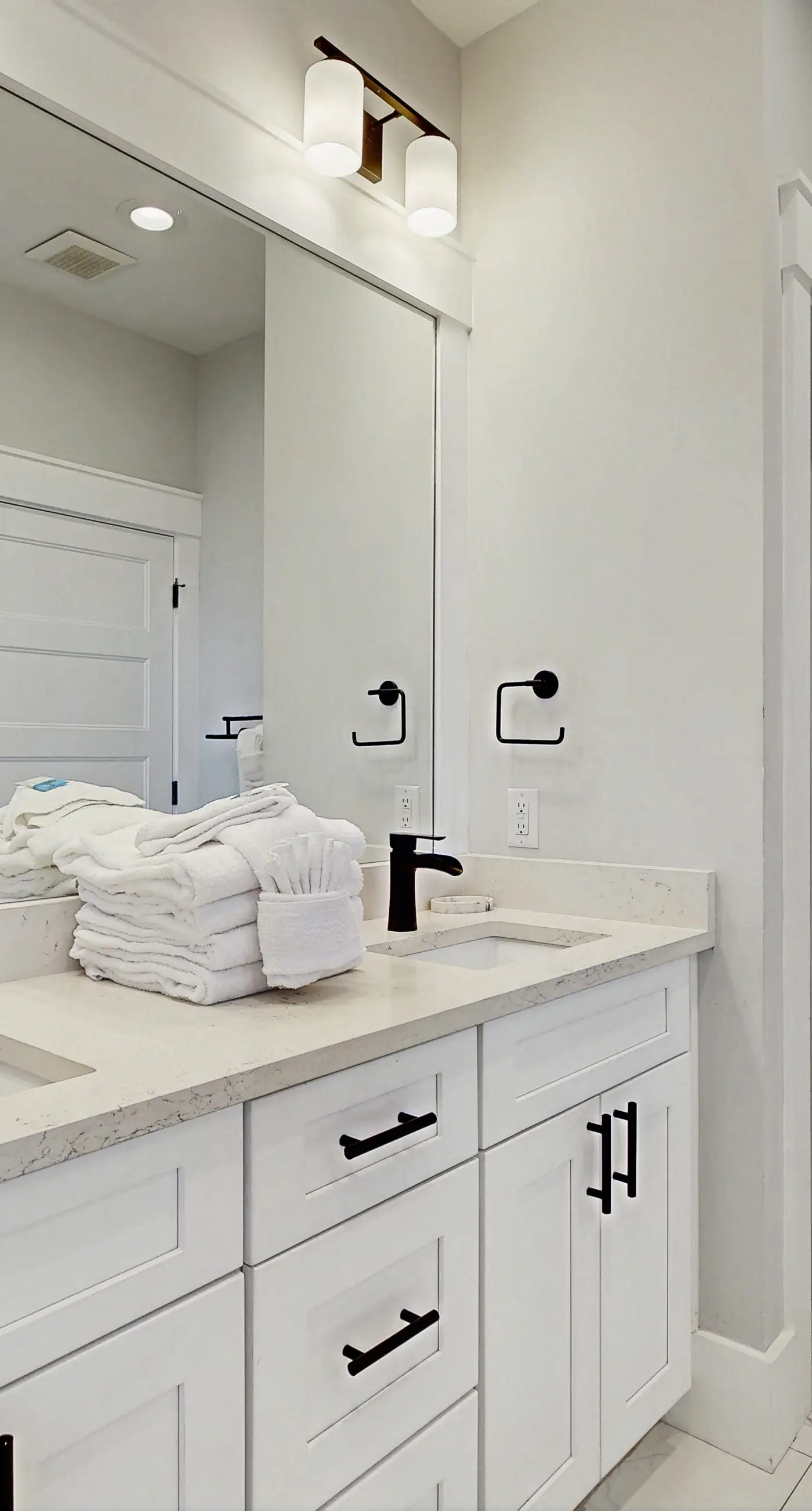 Gorgeous coastal home, dog friendly, private hot tub & close to beach