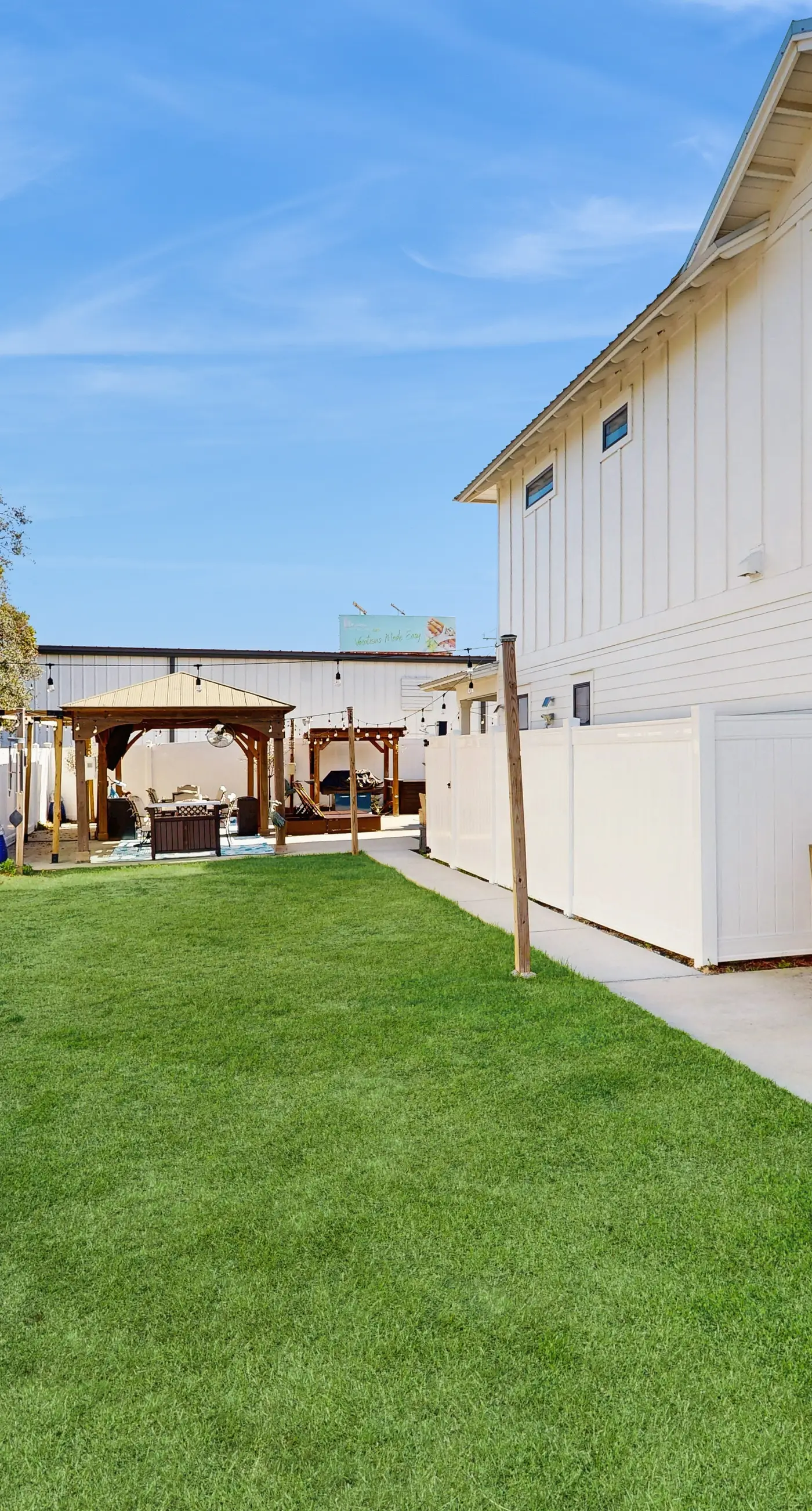 Gorgeous coastal home, dog friendly, private hot tub & close to beach