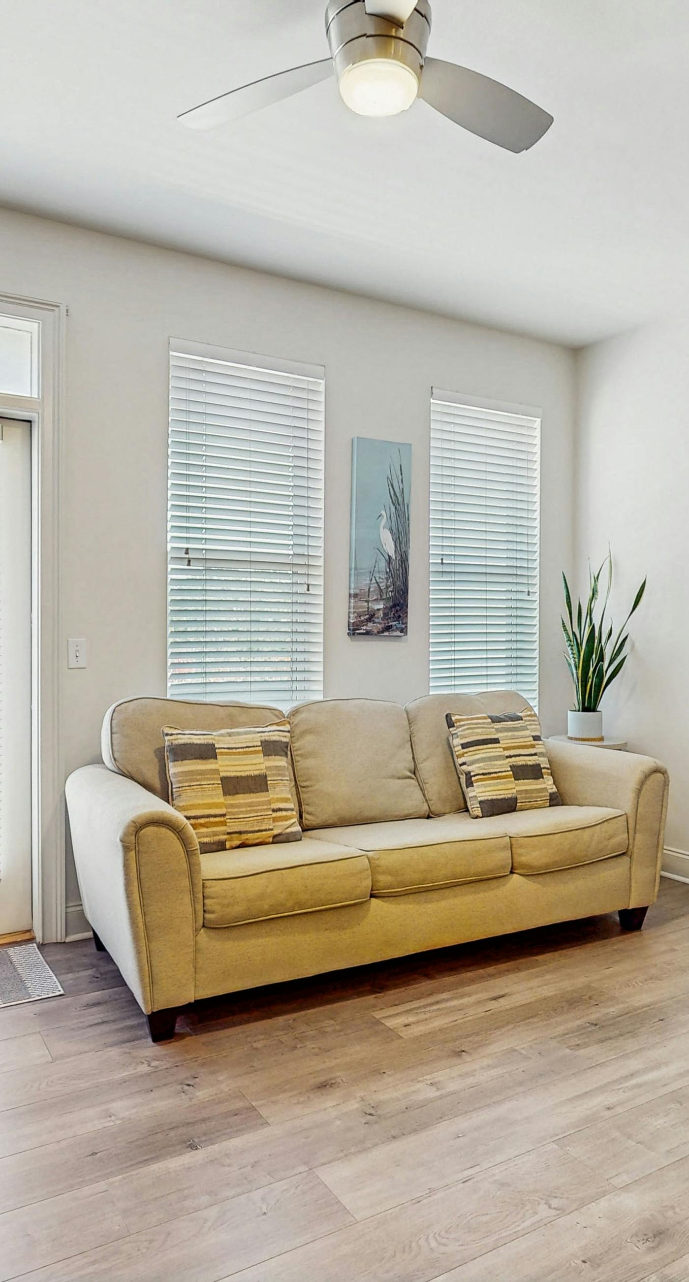 Cozy coastal condo with shared pool, full kitchen & close to beach