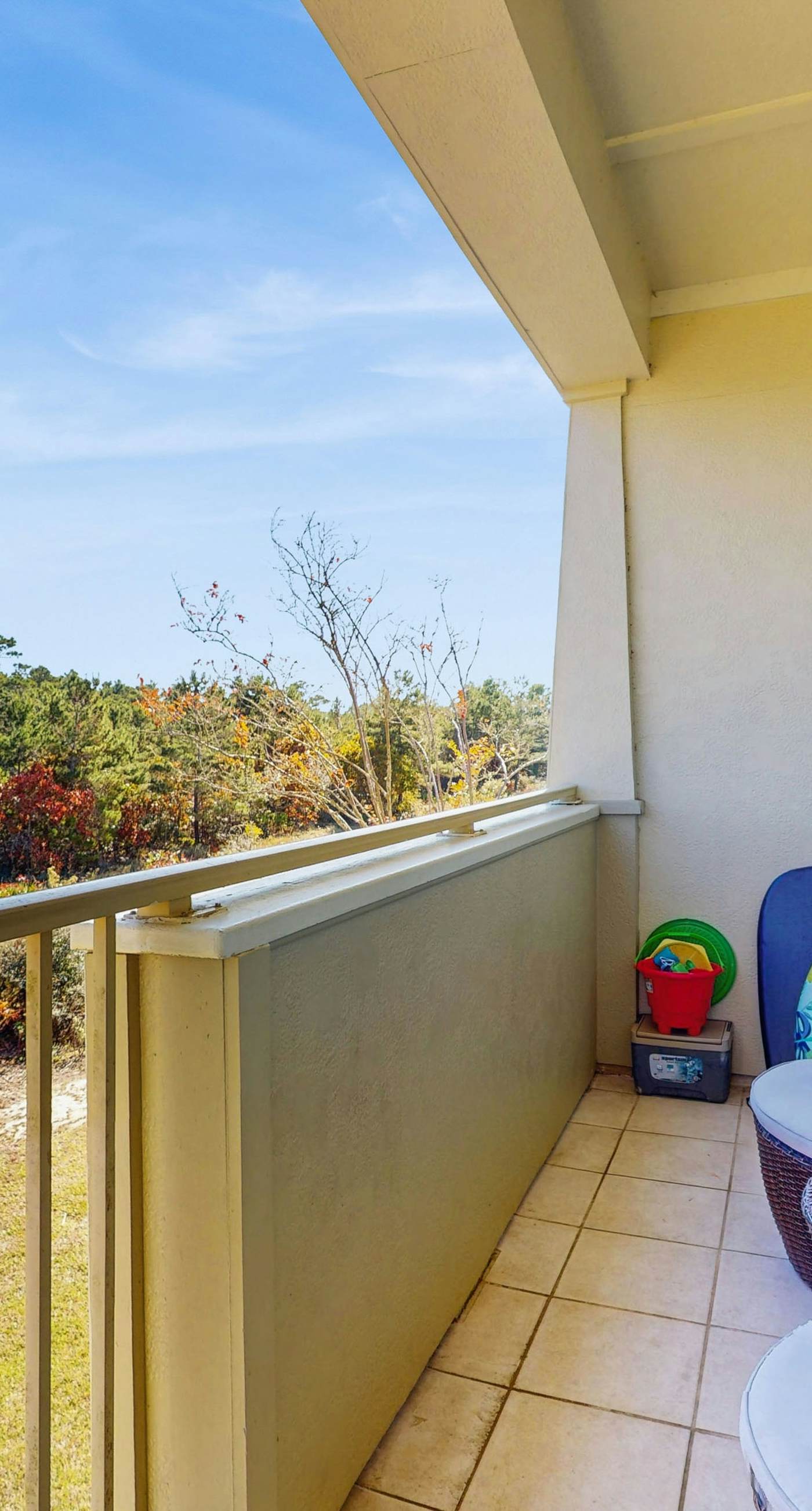 Cozy coastal condo with shared pool, full kitchen & close to beach