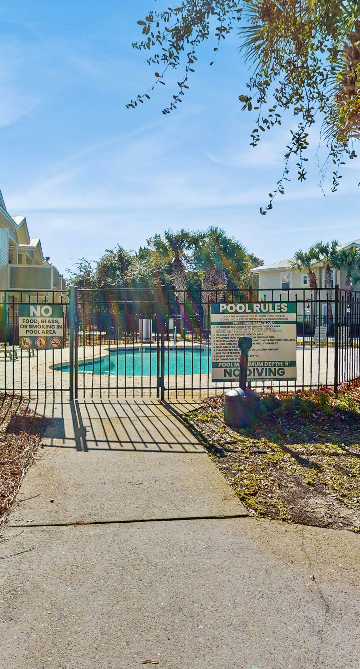 Cozy coastal condo with shared pool, full kitchen & close to beach