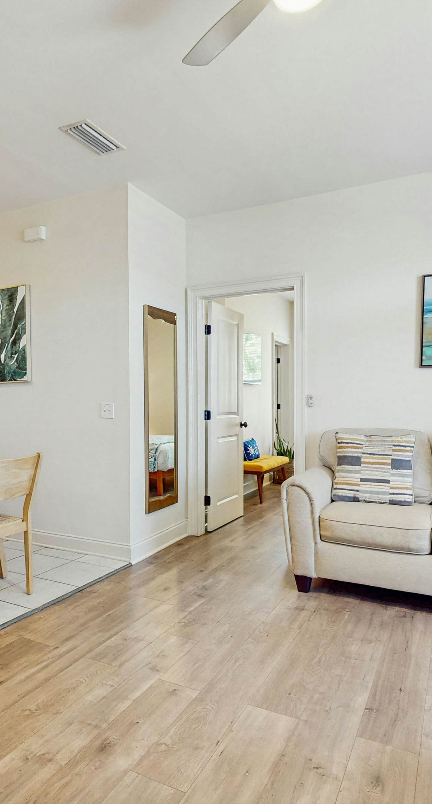 Cozy coastal condo with shared pool, full kitchen & close to beach