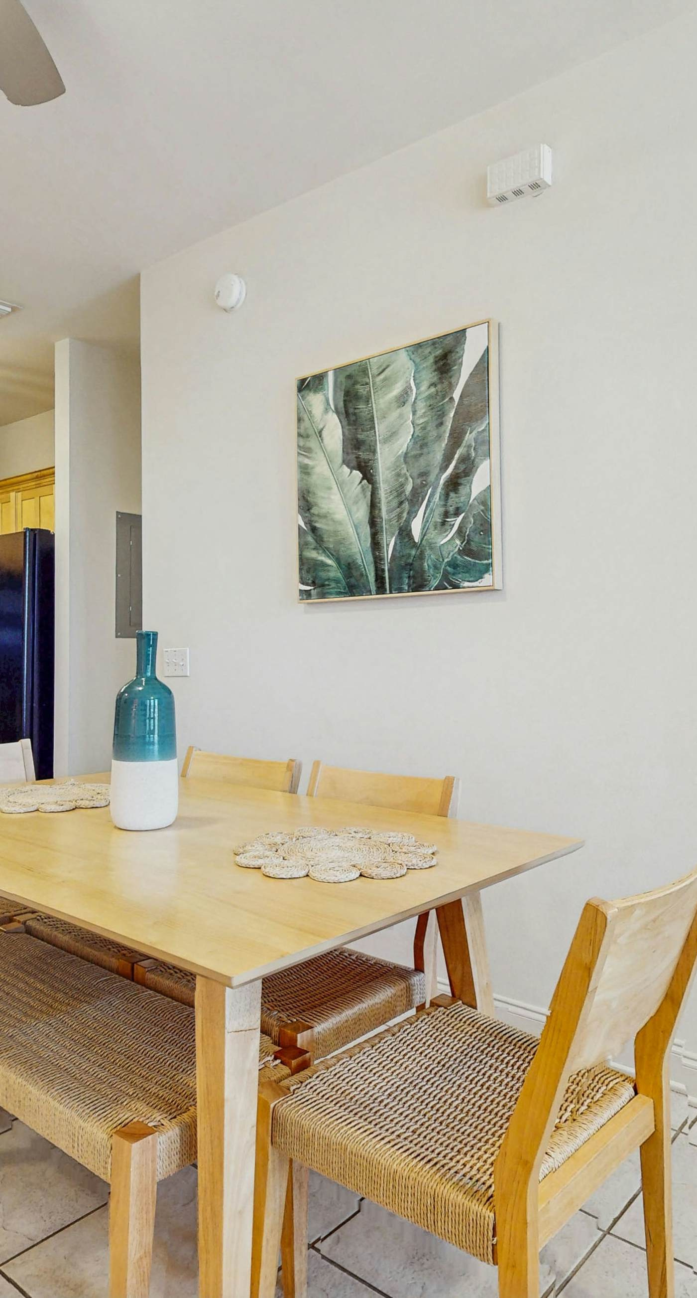 Cozy coastal condo with shared pool, full kitchen & close to beach