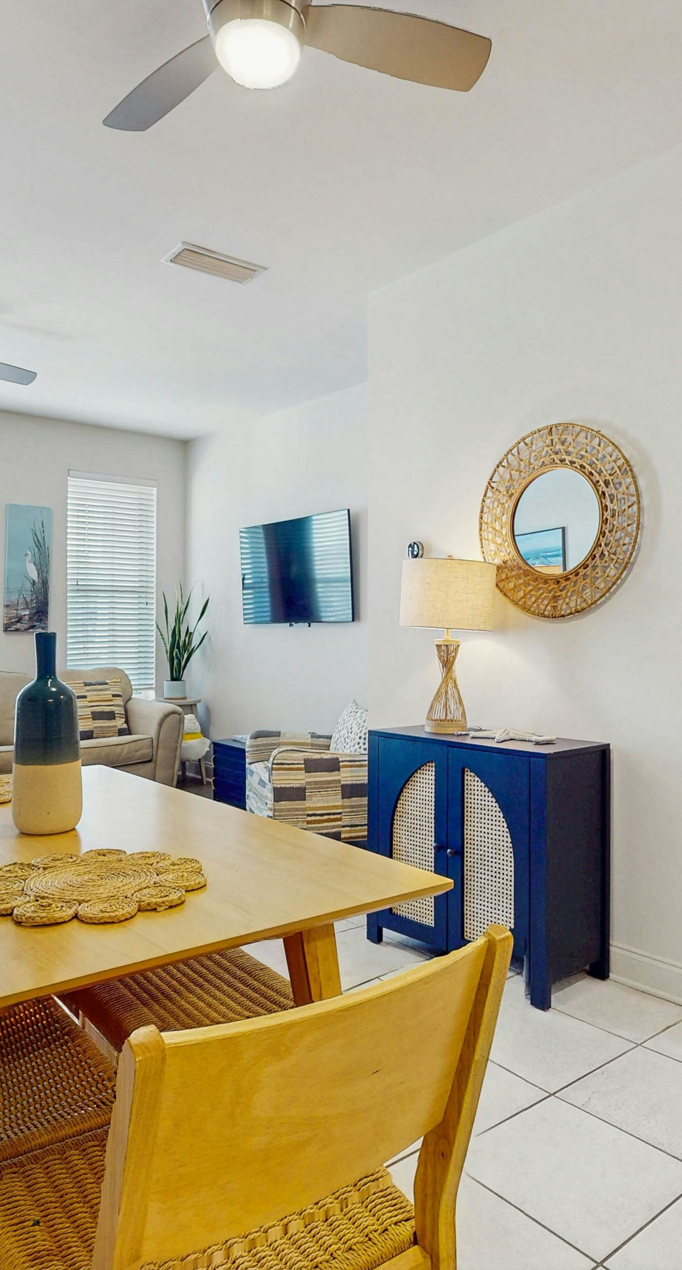 Cozy coastal condo with shared pool, full kitchen & close to beach