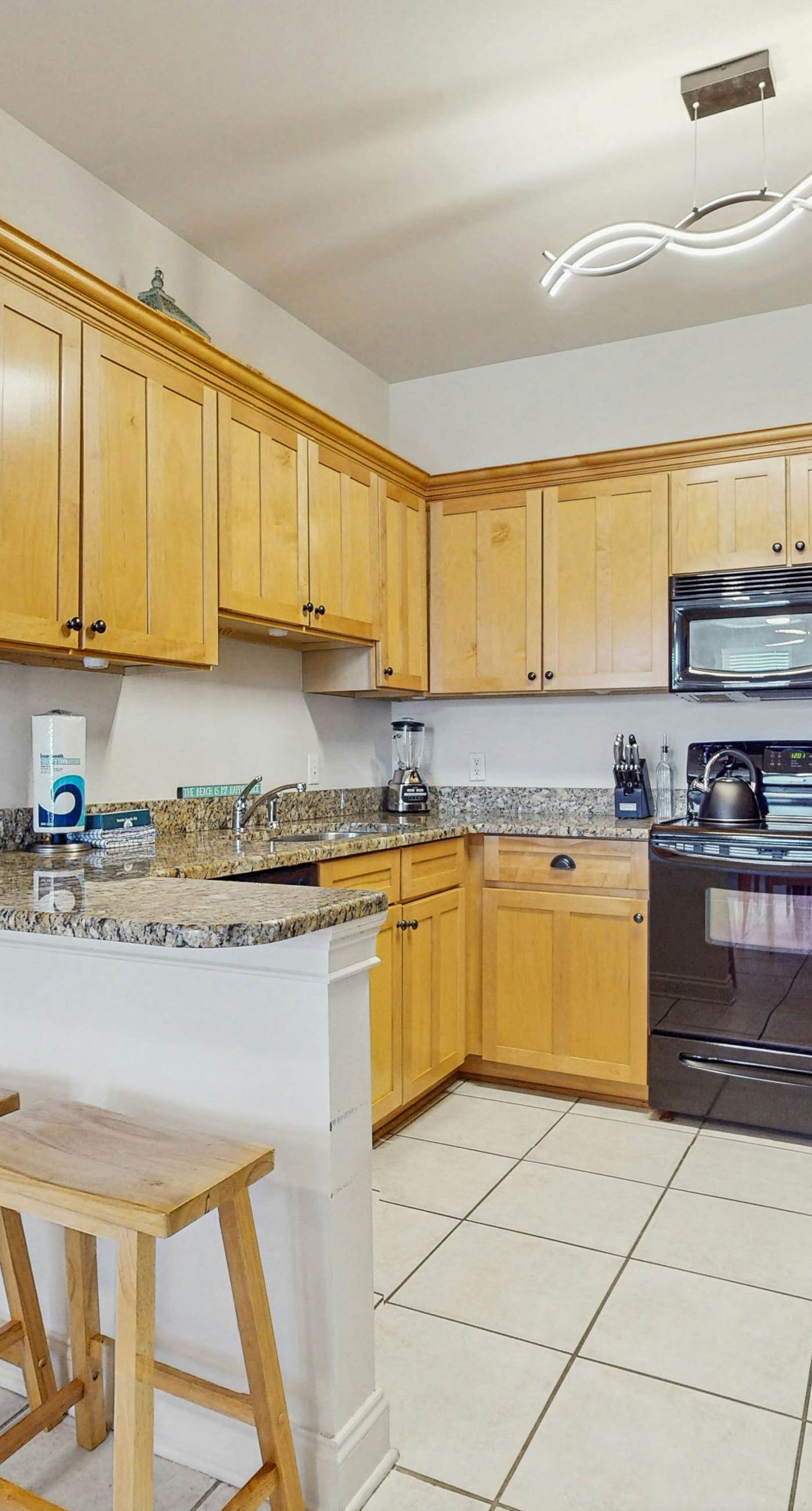 Cozy coastal condo with shared pool, full kitchen & close to beach