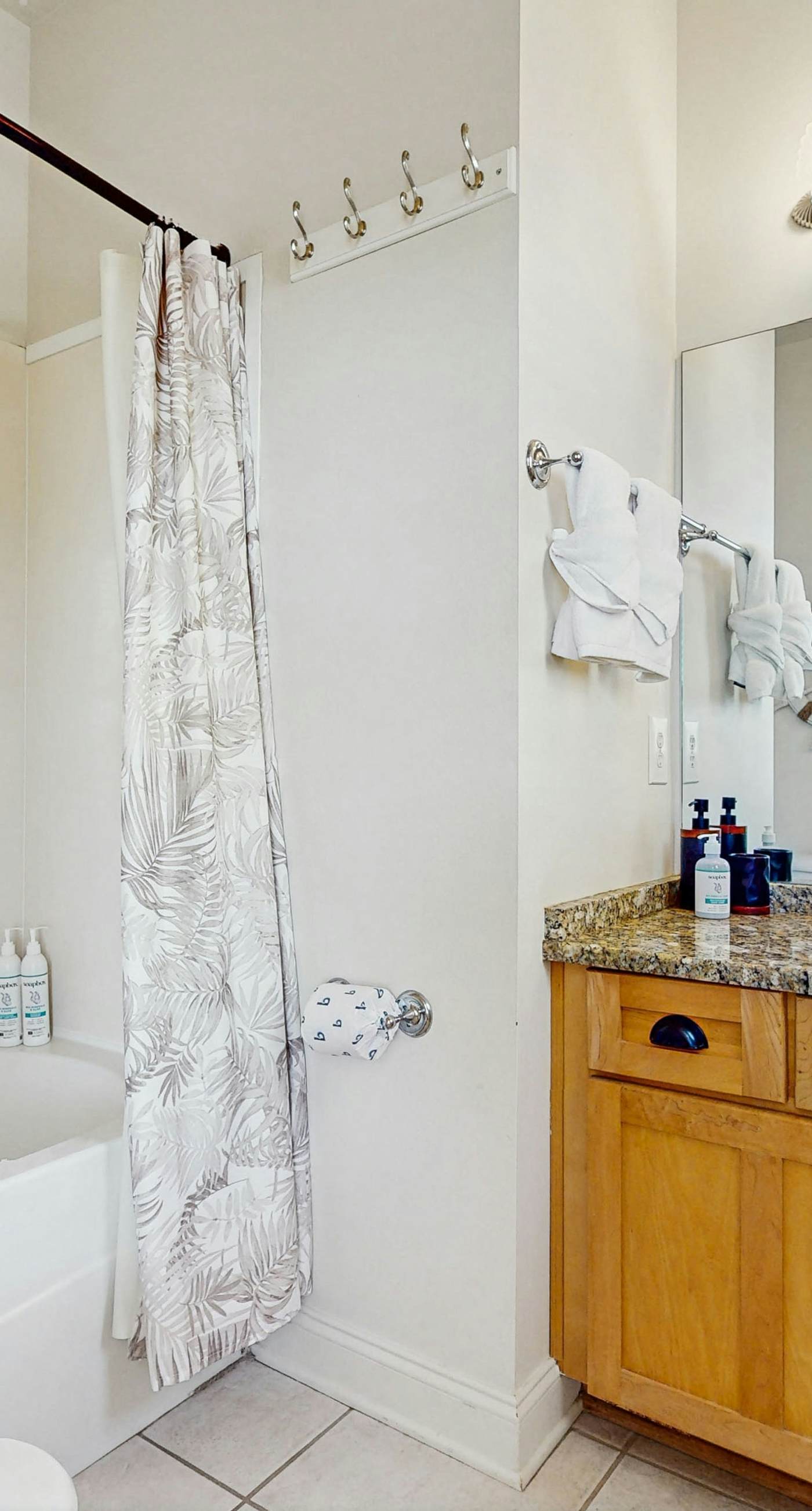 Cozy coastal condo with shared pool, full kitchen & close to beach